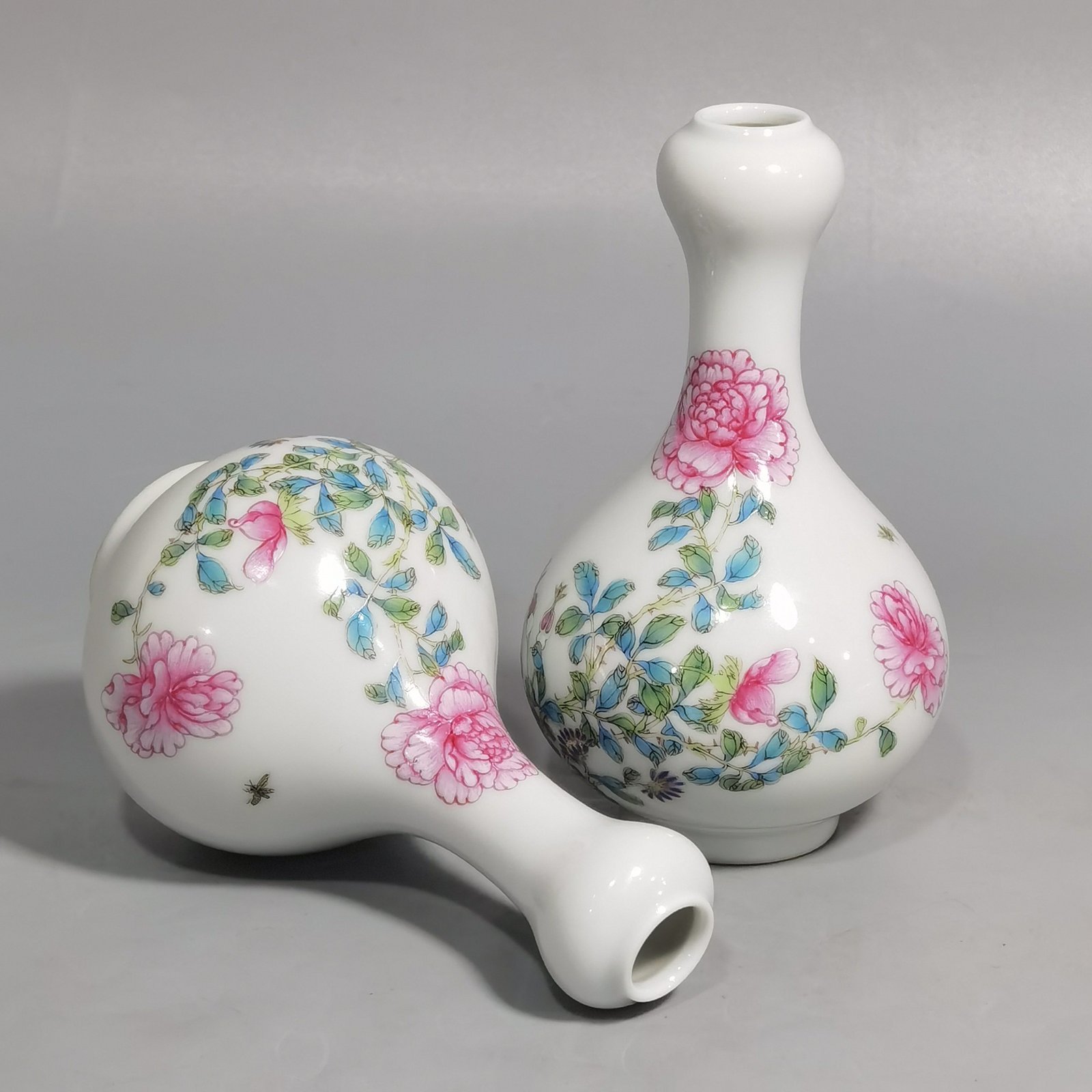 Qing Dynasty Yongzheng Enamel Butterfly Flower Garlic Vase