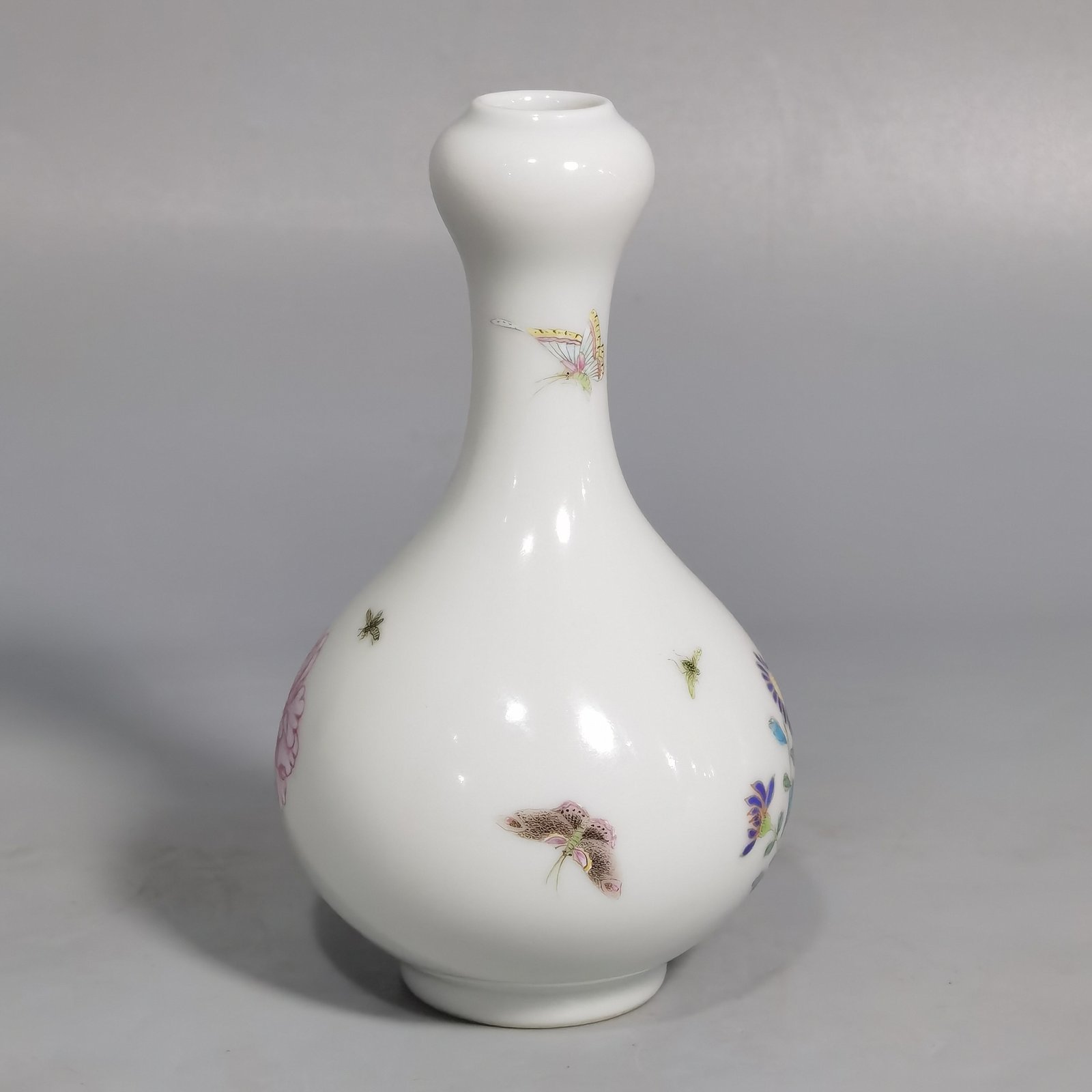 Qing Dynasty Yongzheng Enamel Butterfly Flower Garlic Vase