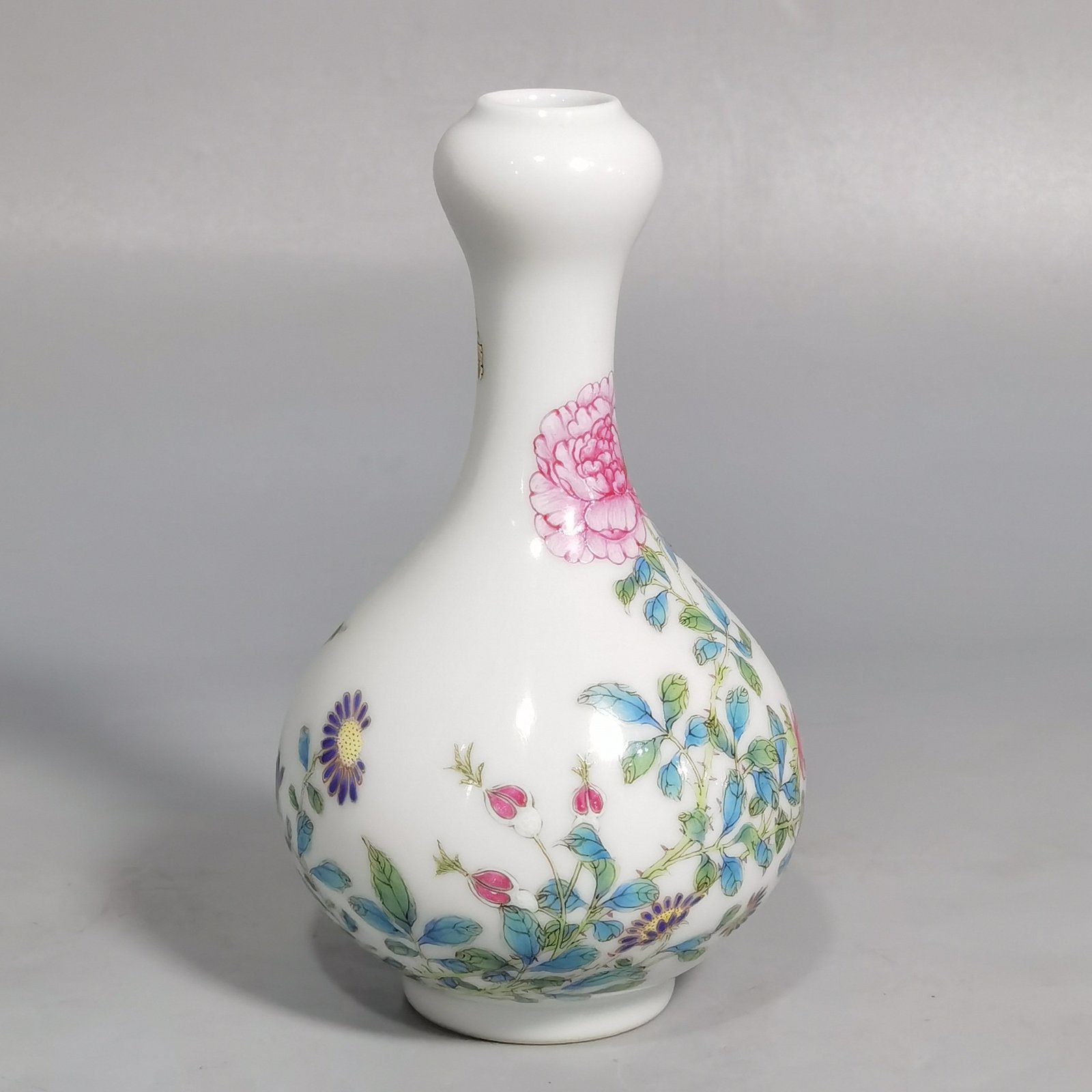 Qing Dynasty Yongzheng Enamel Butterfly Flower Garlic Vase