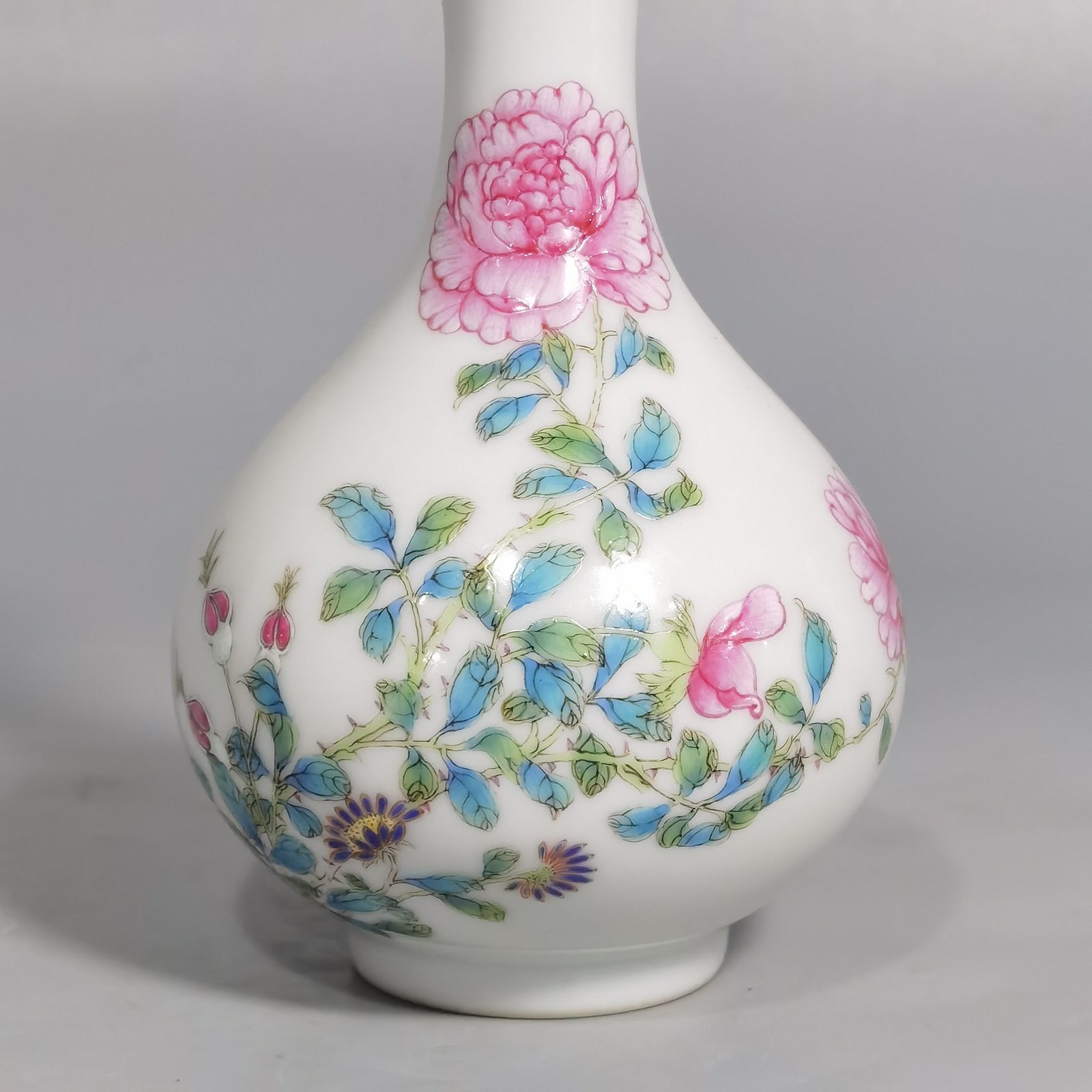 Qing Dynasty Yongzheng Enamel Butterfly Flower Garlic Vase