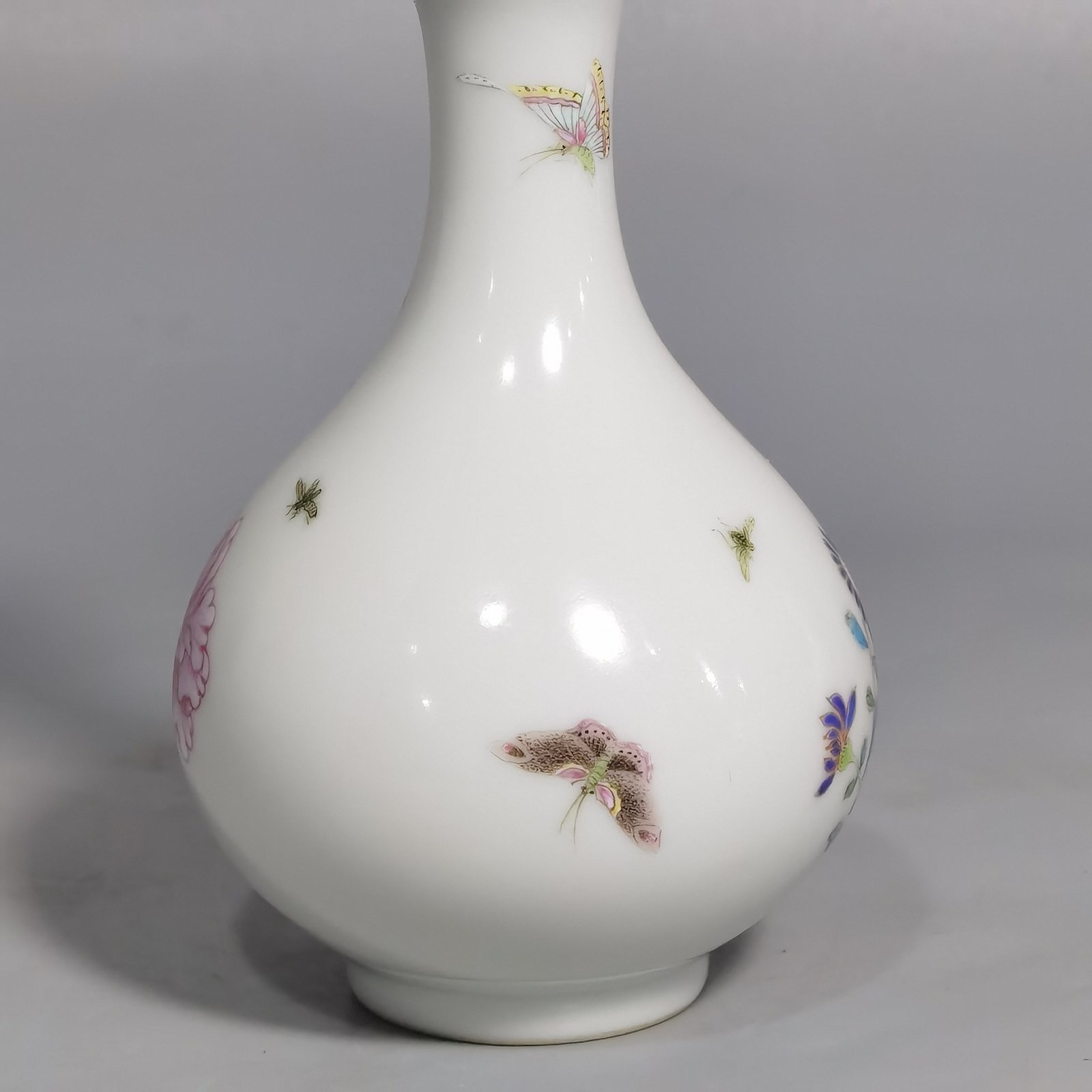 Qing Dynasty Yongzheng Enamel Butterfly Flower Garlic Vase