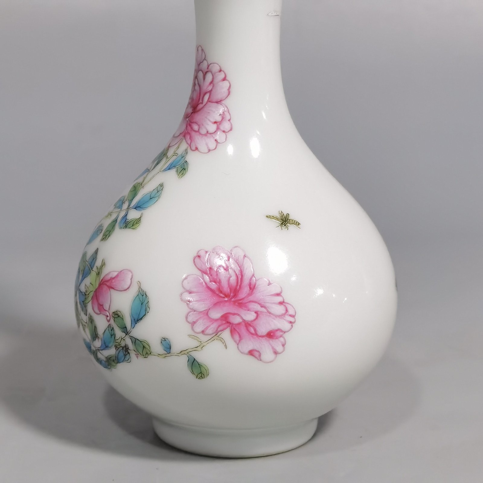 Qing Dynasty Yongzheng Enamel Butterfly Flower Garlic Vase