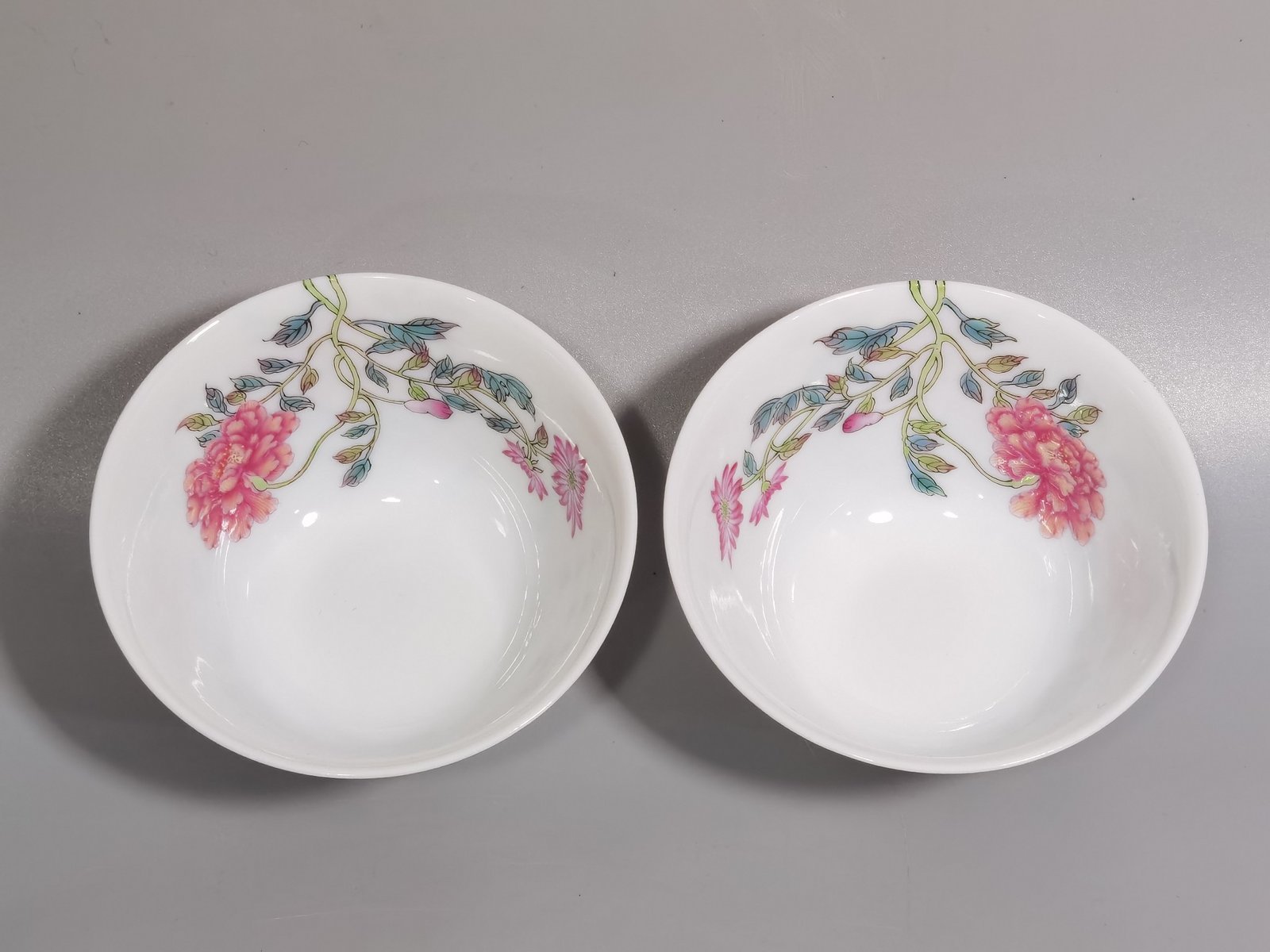 Qing Dynasty Yongzheng A pair of enamel peony cups