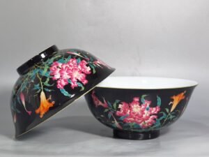 Qing Dynasty Yongzheng Enamel Black Ground Cockscomb Flower Bowl