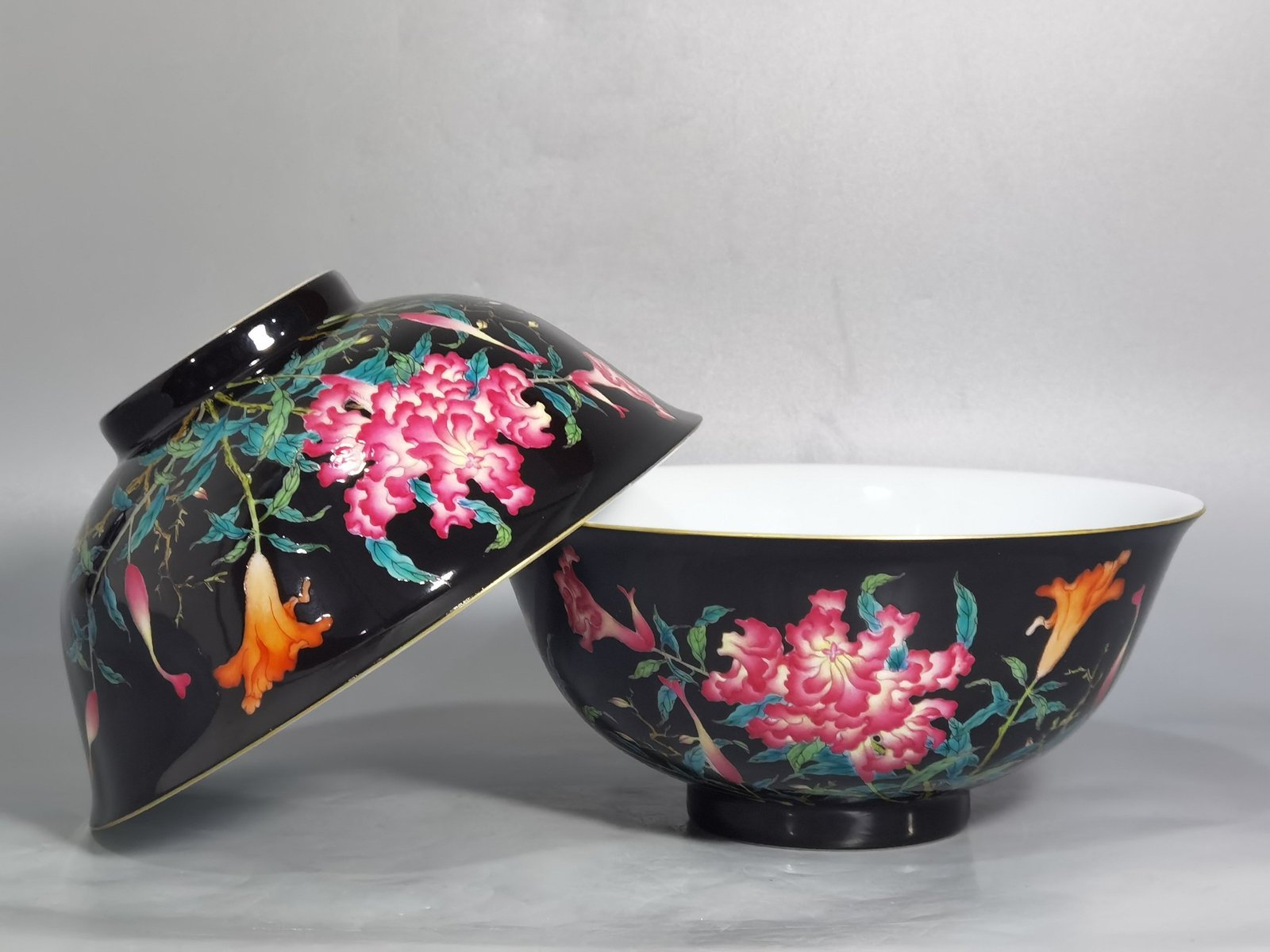 Qing Dynasty Yongzheng Enamel Black Ground Cockscomb Flower Bowl