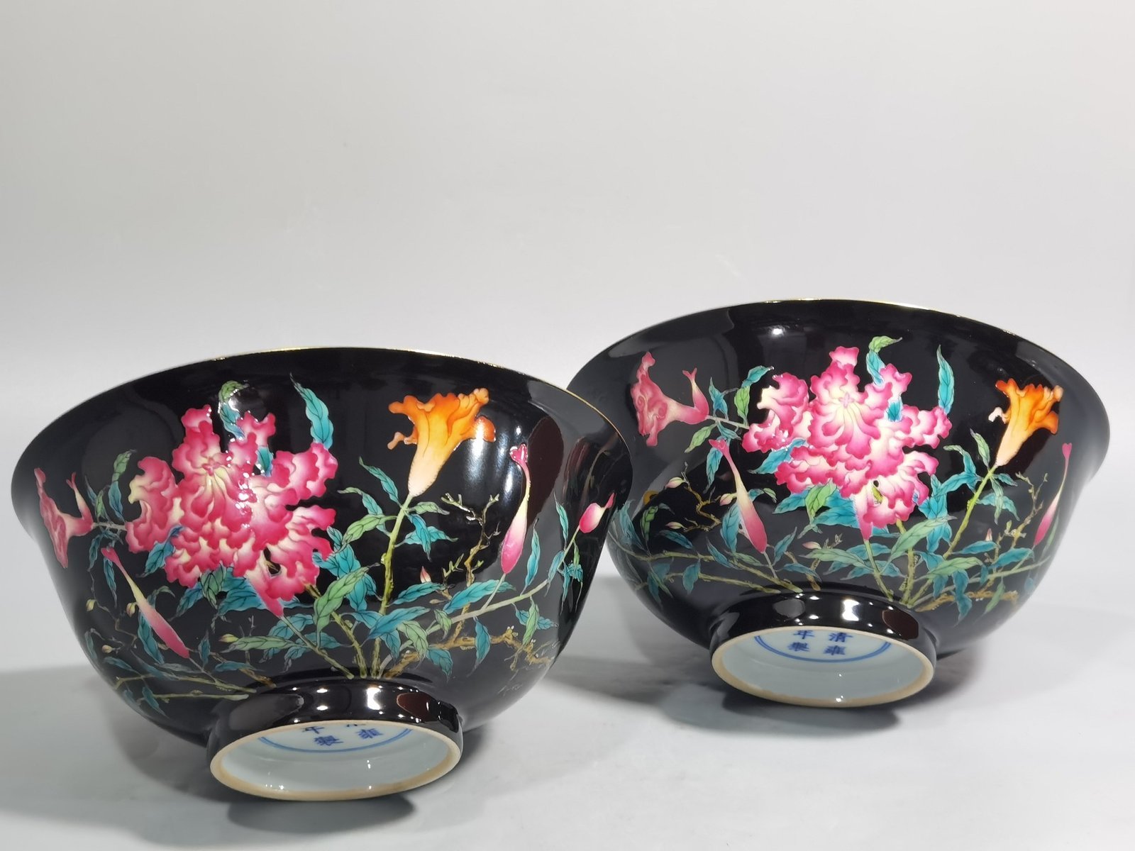 Qing Dynasty Yongzheng Enamel Black Ground Cockscomb Flower Bowl