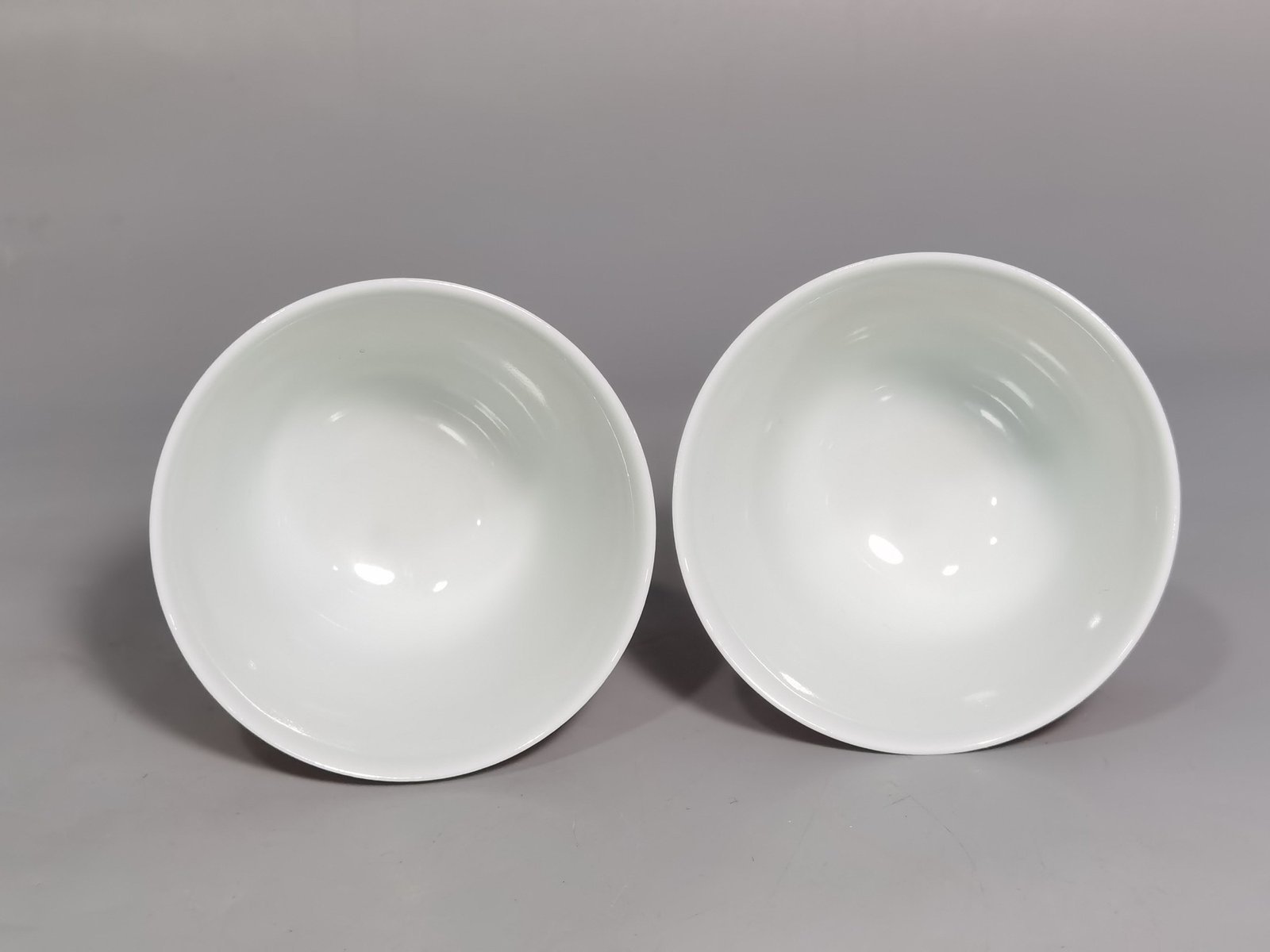Qing Dynasty Yongzheng alum red color double dragon cup