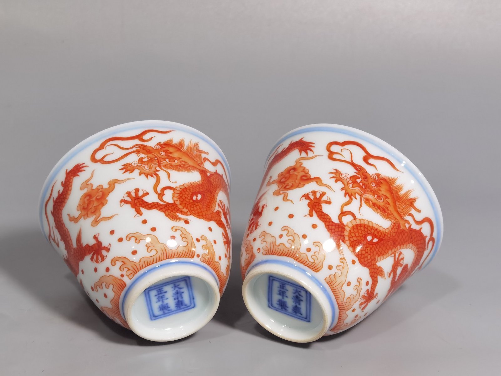 Qing Dynasty Yongzheng alum red color double dragon cup