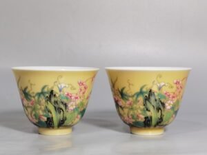 Qing Dynasty Yongzheng beige glazed pastel okra and mantis pattern cup