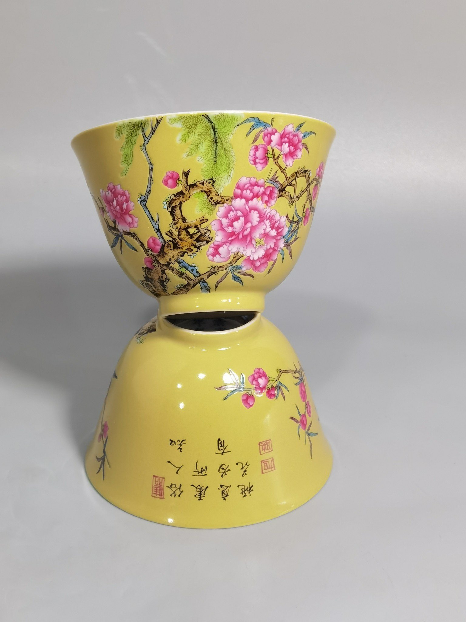 Qing Dynasty Yongzheng A pair of beige-glazed pastel peach blossom poems and tea pictures