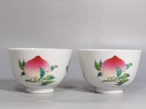 Qing Dynasty Yongzheng A pair of pastel three-dot pattern cups