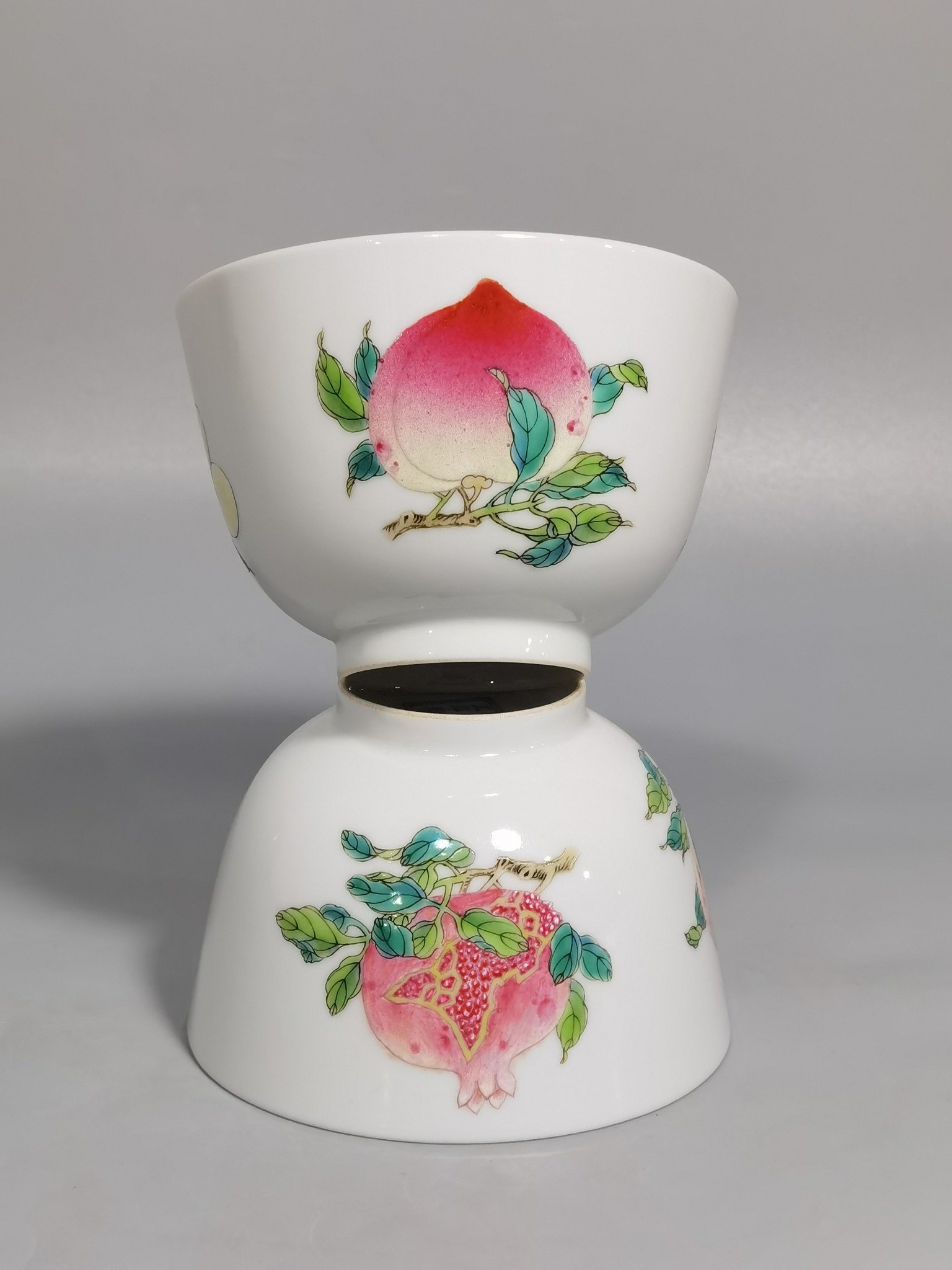 Qing Dynasty Yongzheng A pair of pastel three-dot pattern cups