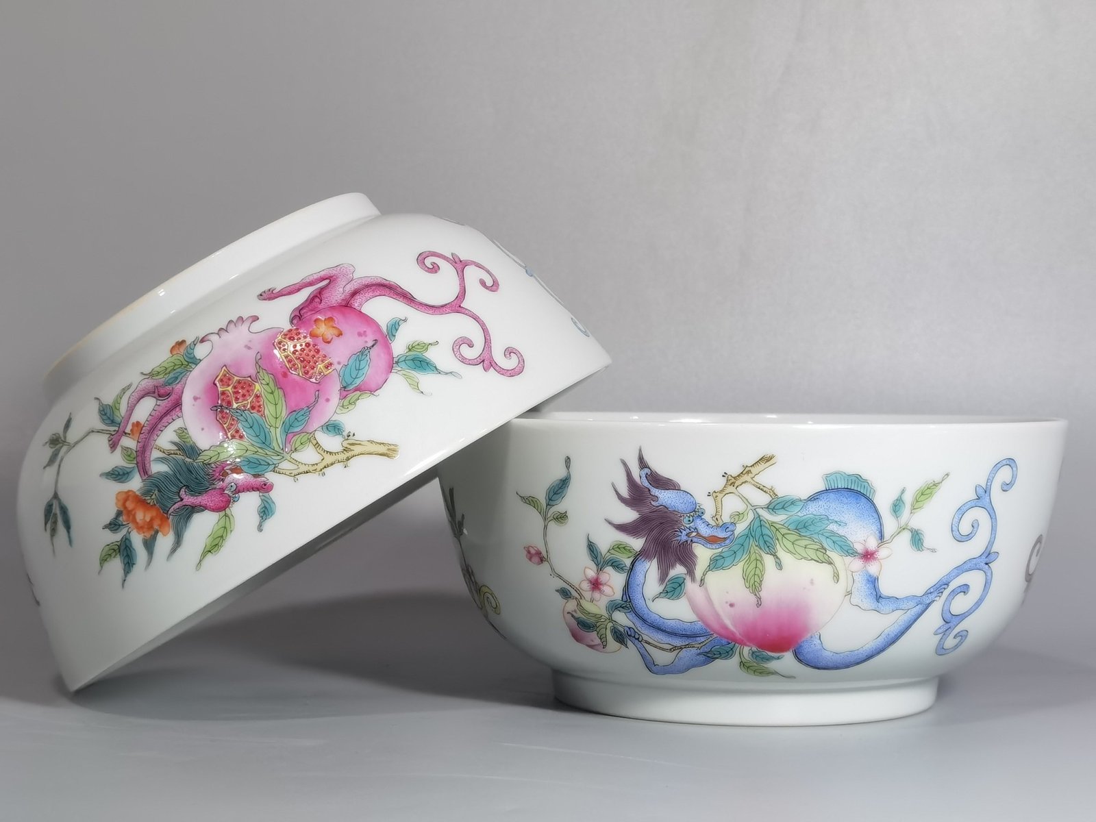 Qing Dynasty Yongzheng a pair of pastel three-fruit red dragon pattern pier-type bowls