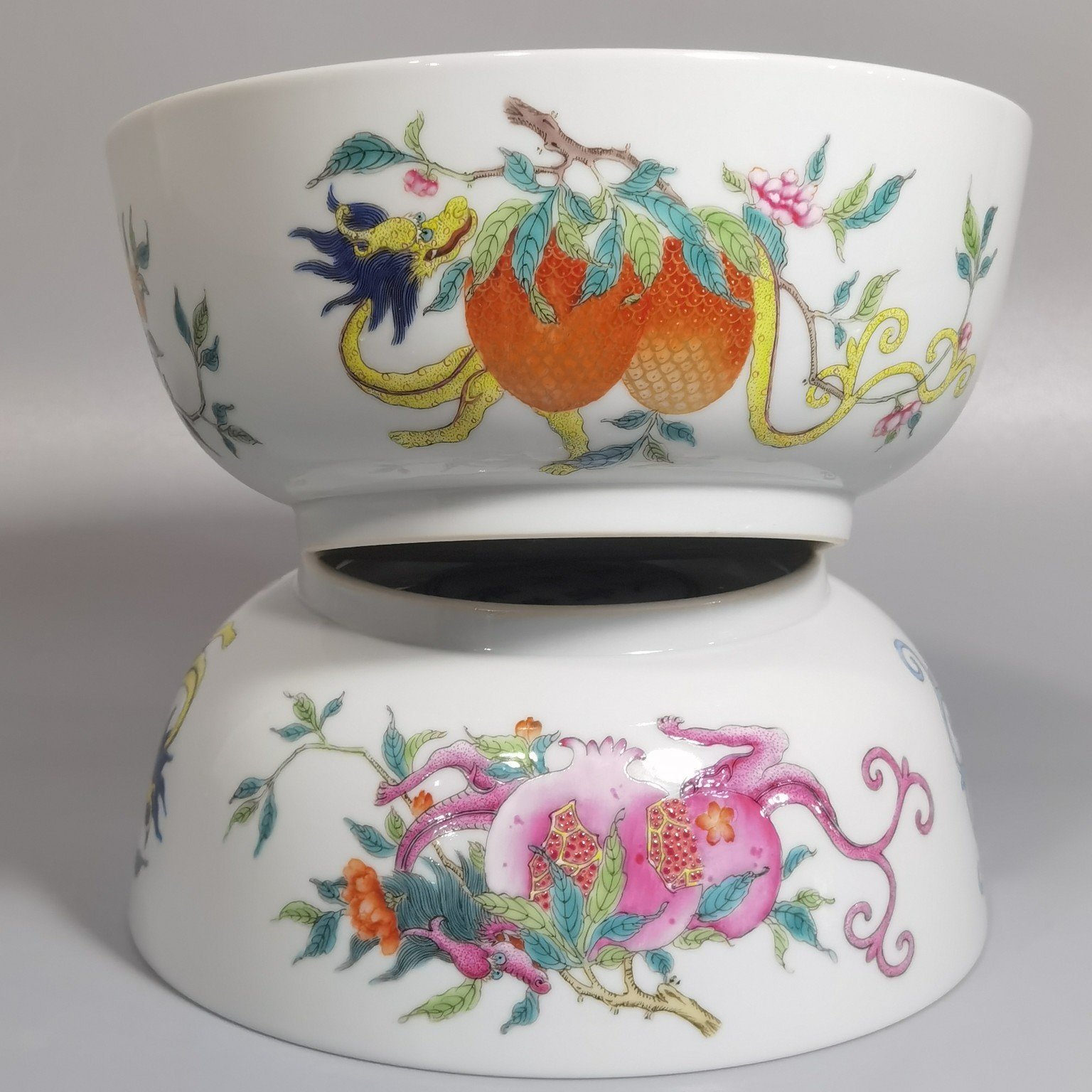 Qing Dynasty Yongzheng a pair of pastel three-fruit red dragon pattern pier-type bowls
