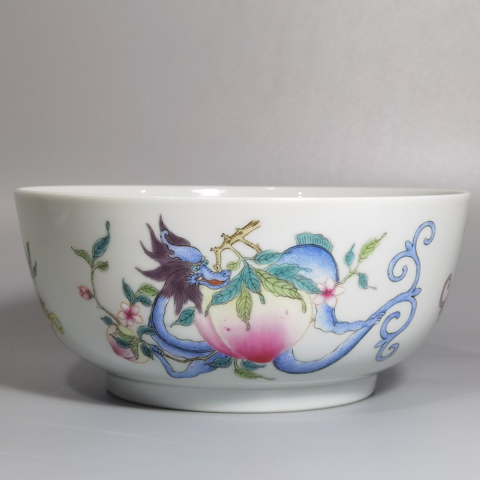 Qing Dynasty Yongzheng a pair of pastel three-fruit red dragon pattern pier-type bowls