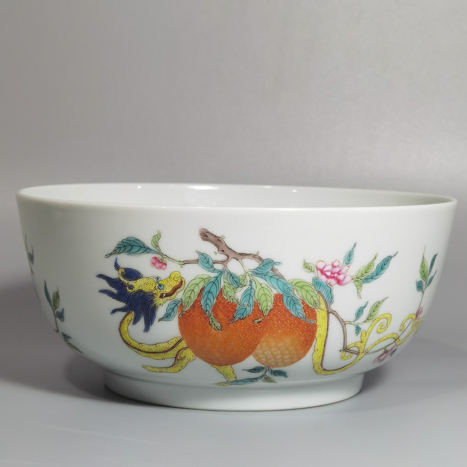 Qing Dynasty Yongzheng a pair of pastel three-fruit red dragon pattern pier-type bowls