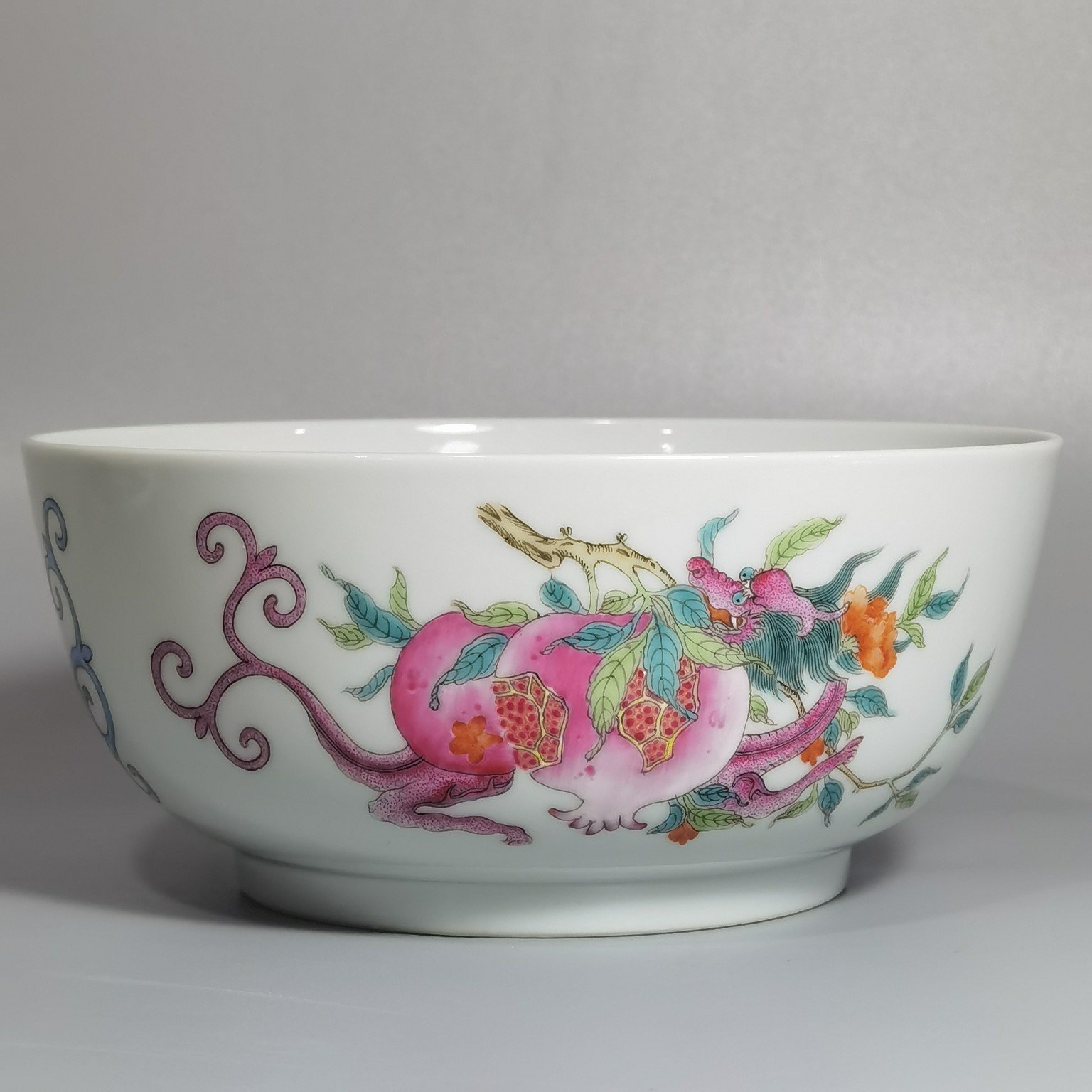 Qing Dynasty Yongzheng a pair of pastel three-fruit red dragon pattern pier-type bowls