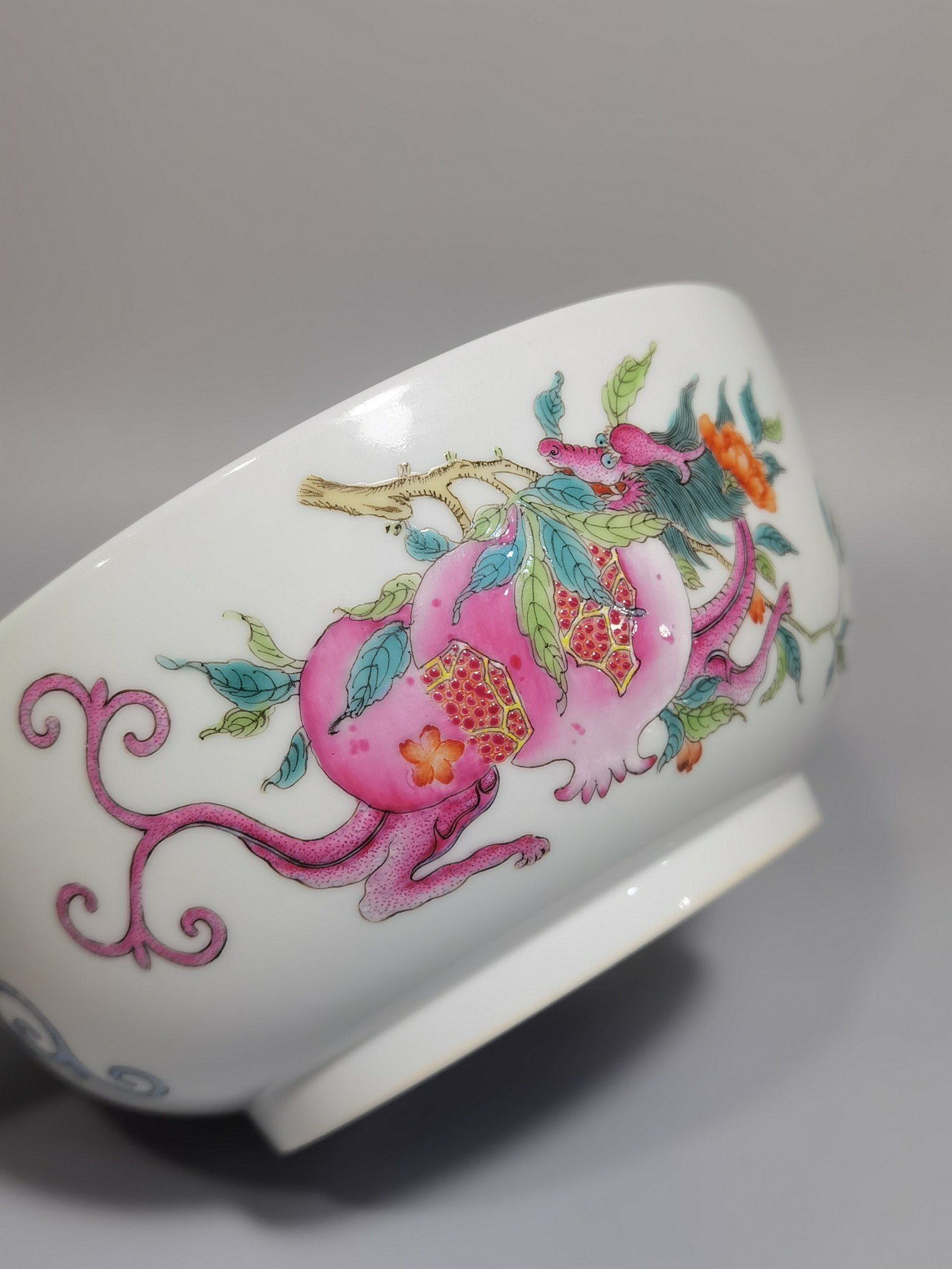 Qing Dynasty Yongzheng a pair of pastel three-fruit red dragon pattern pier-type bowls