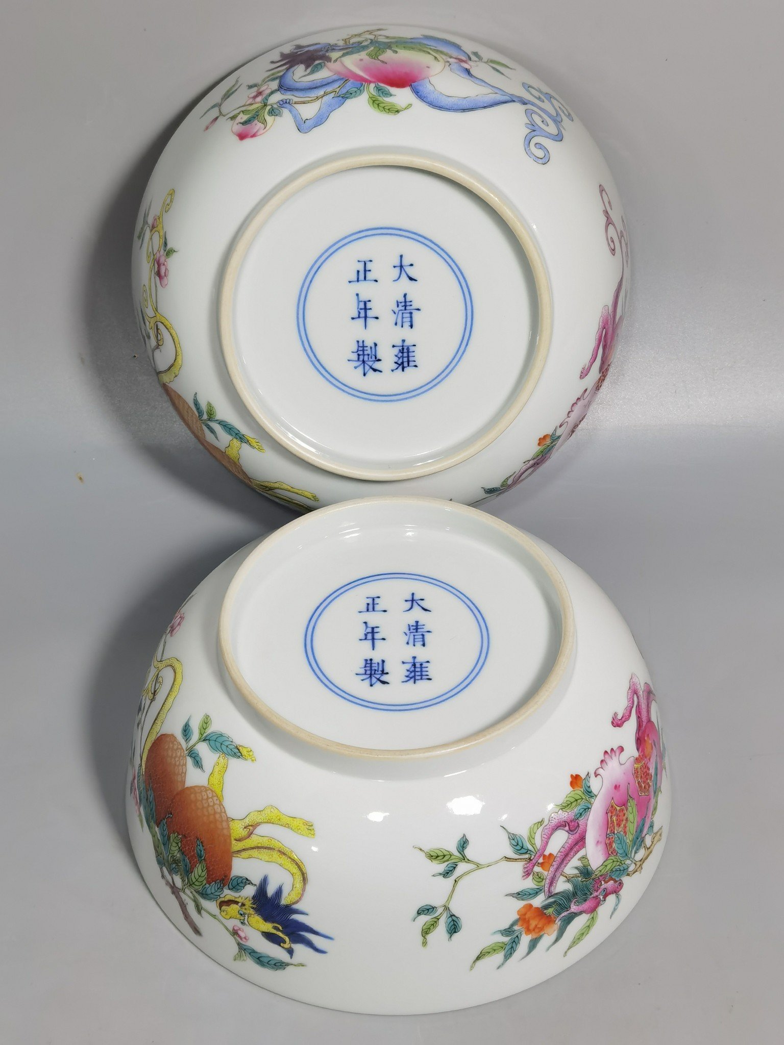 Qing Dynasty Yongzheng a pair of pastel three-fruit red dragon pattern pier-type bowls