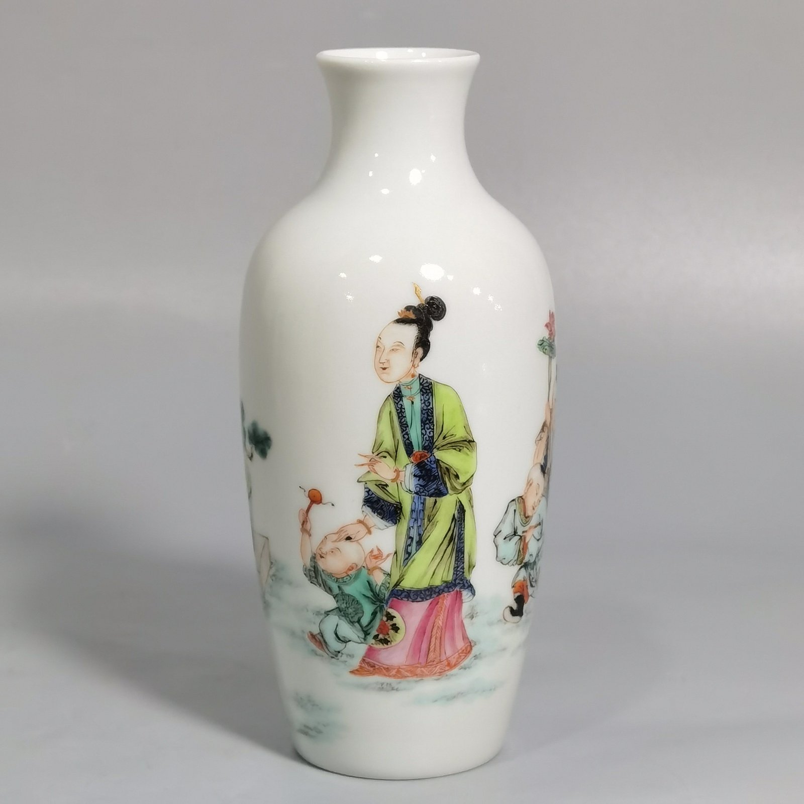 Qing Dynasty Yongzheng a pair of pastel five-child imperial examinations and a pair of radish bottles