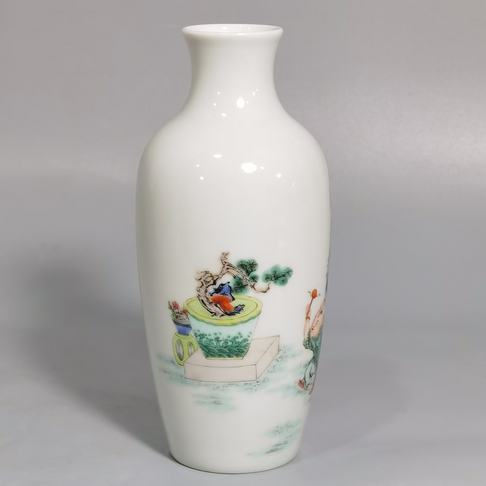Qing Dynasty Yongzheng a pair of pastel five-child imperial examinations and a pair of radish bottles