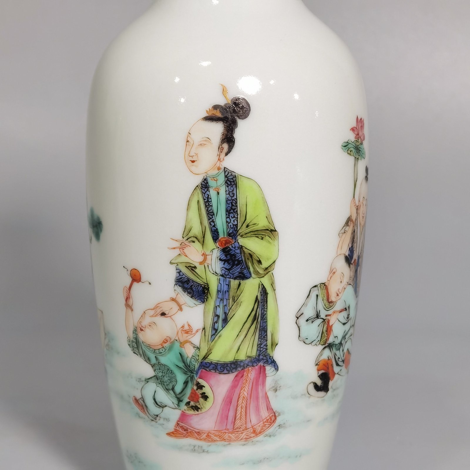 Qing Dynasty Yongzheng a pair of pastel five-child imperial examinations and a pair of radish bottles