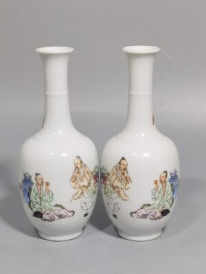 Qing Dynasty Yongzheng A pair of small bottles with pastel color figures and stories