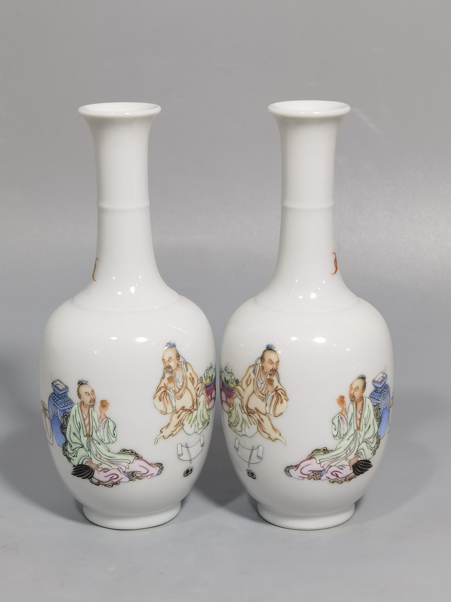Qing Dynasty Yongzheng A pair of small bottles with pastel color figures and stories