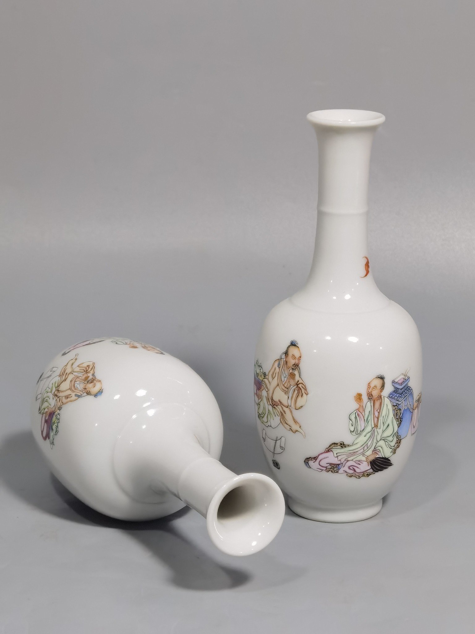 Qing Dynasty Yongzheng A pair of small bottles with pastel color figures and stories