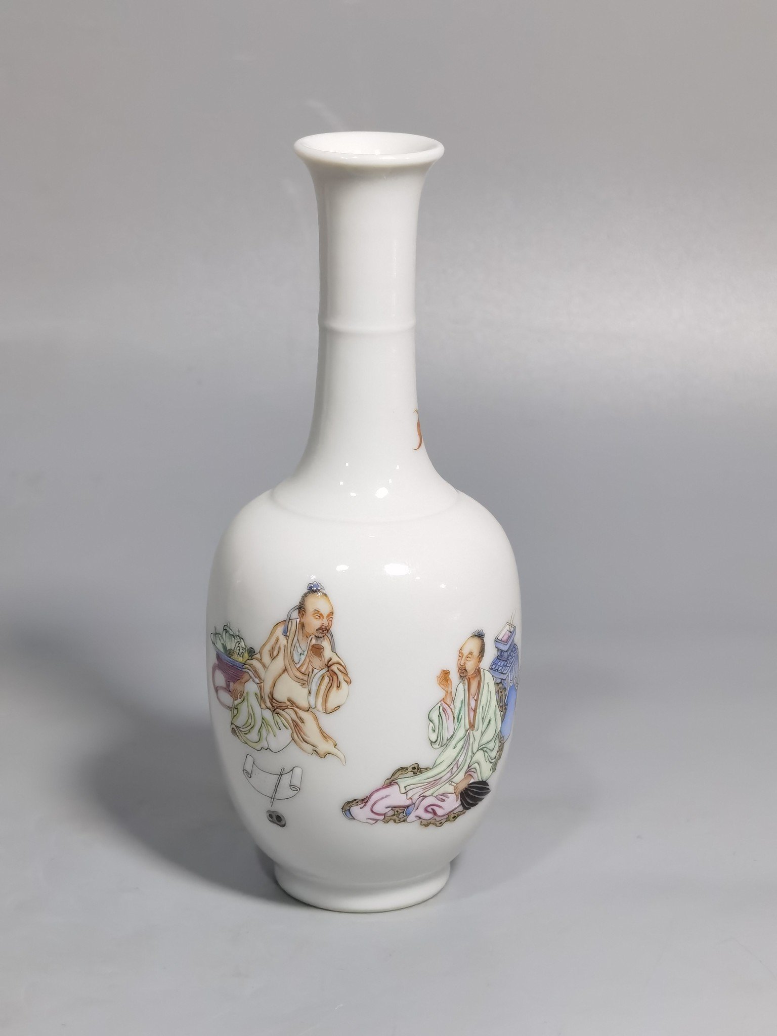 Qing Dynasty Yongzheng A pair of small bottles with pastel color figures and stories