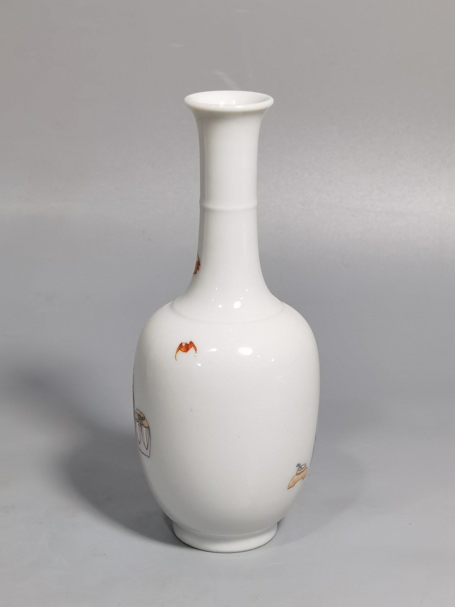 Qing Dynasty Yongzheng A pair of small bottles with pastel color figures and stories