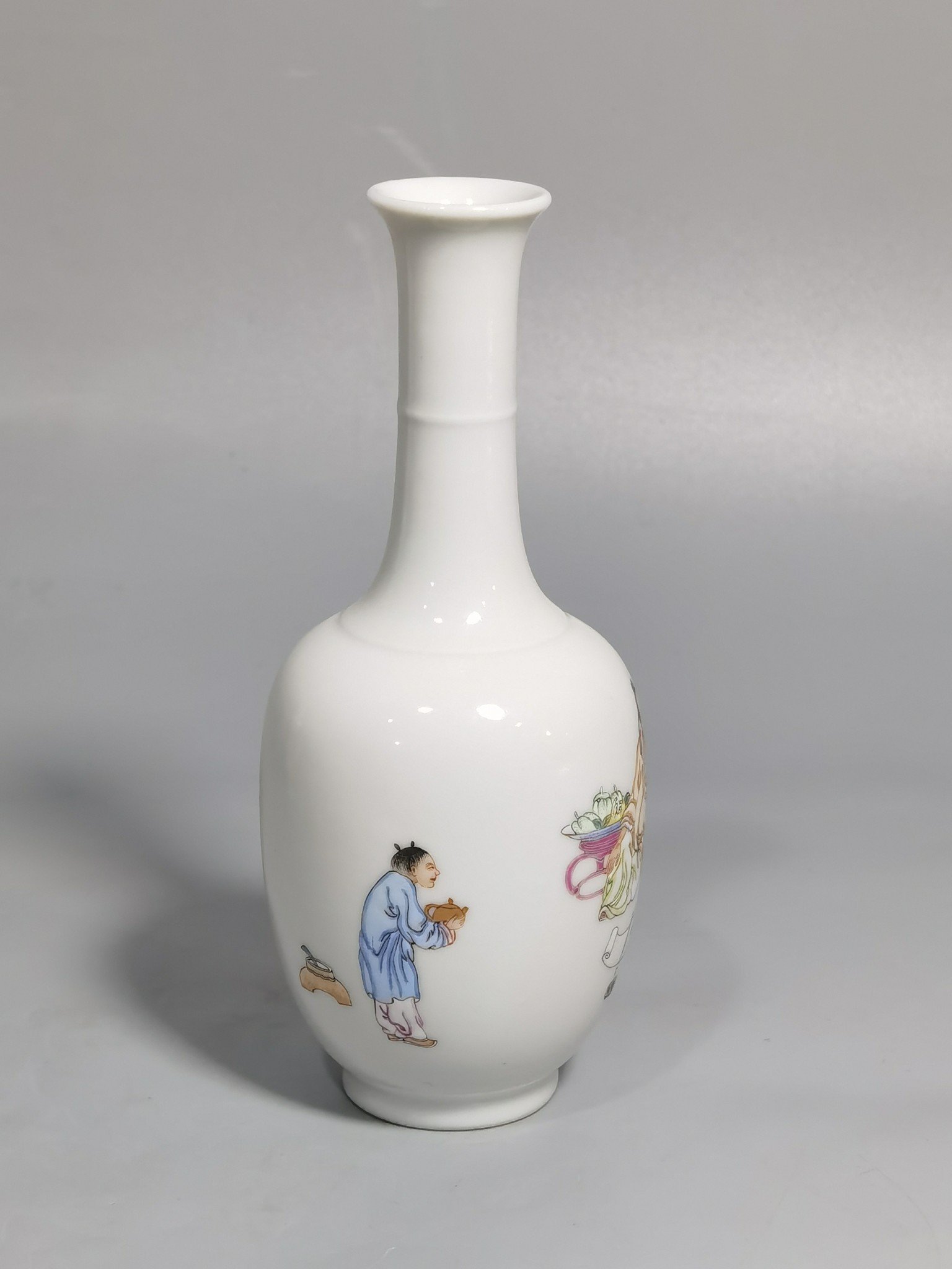 Qing Dynasty Yongzheng A pair of small bottles with pastel color figures and stories