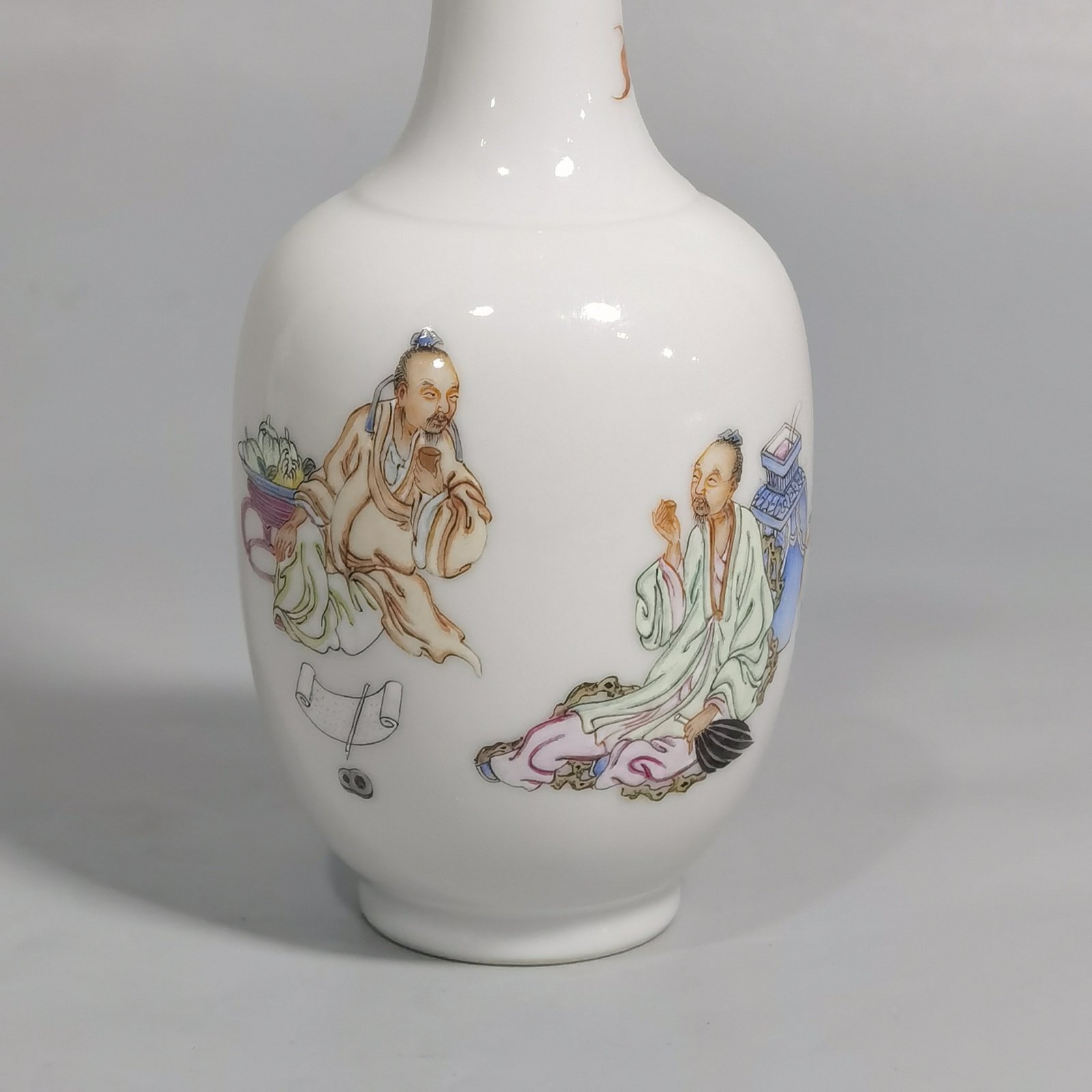 Qing Dynasty Yongzheng A pair of small bottles with pastel color figures and stories