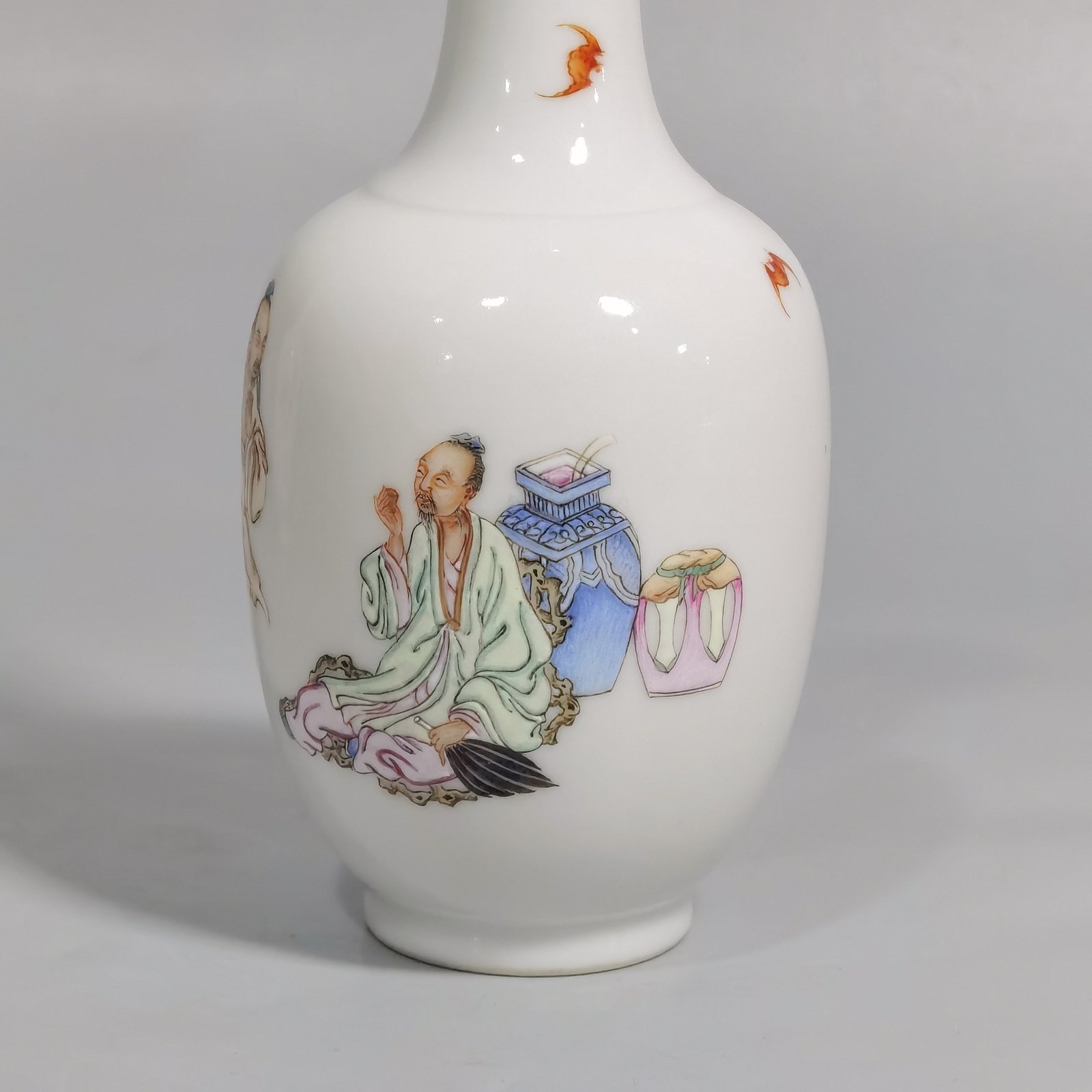 Qing Dynasty Yongzheng A pair of small bottles with pastel color figures and stories