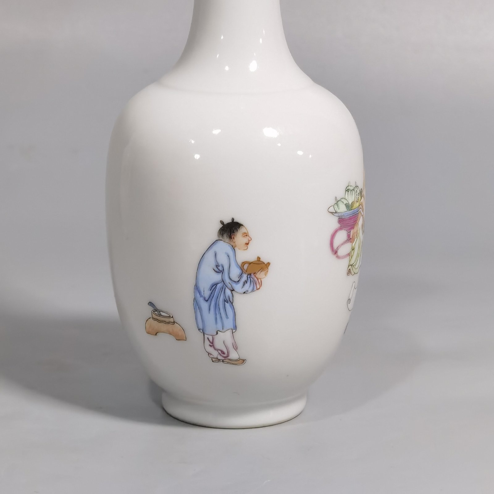 Qing Dynasty Yongzheng A pair of small bottles with pastel color figures and stories