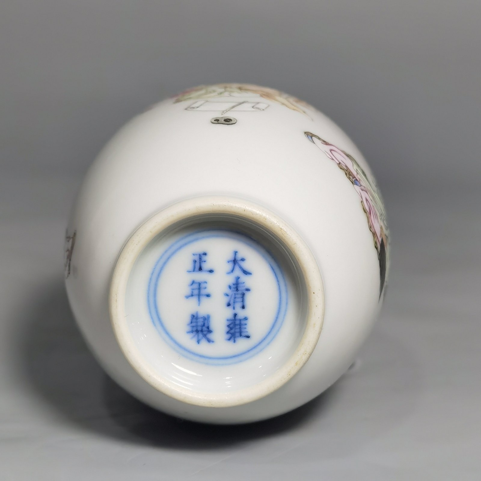 Qing Dynasty Yongzheng A pair of small bottles with pastel color figures and stories