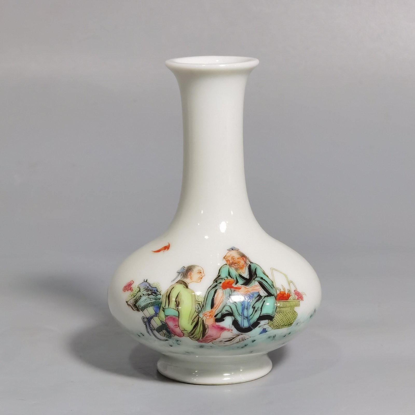 Qing Dynasty Yongzheng Pastel fairy collecting medicine vial vase