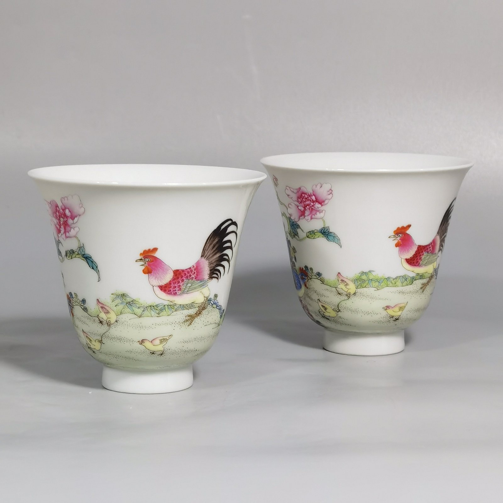 Qing Dynasty Yongzheng Pastel Family Portrait Bell Cup