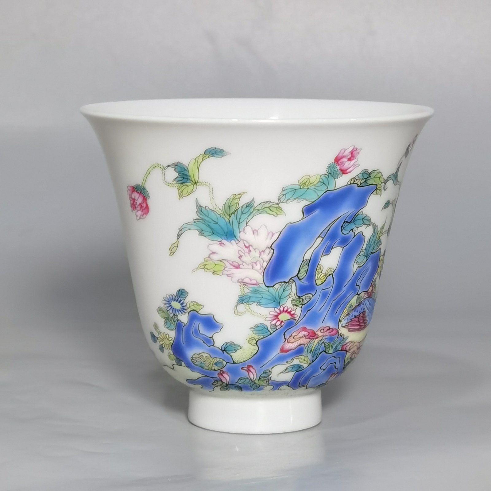 Qing Dynasty Yongzheng Pastel Family Portrait Bell Cup