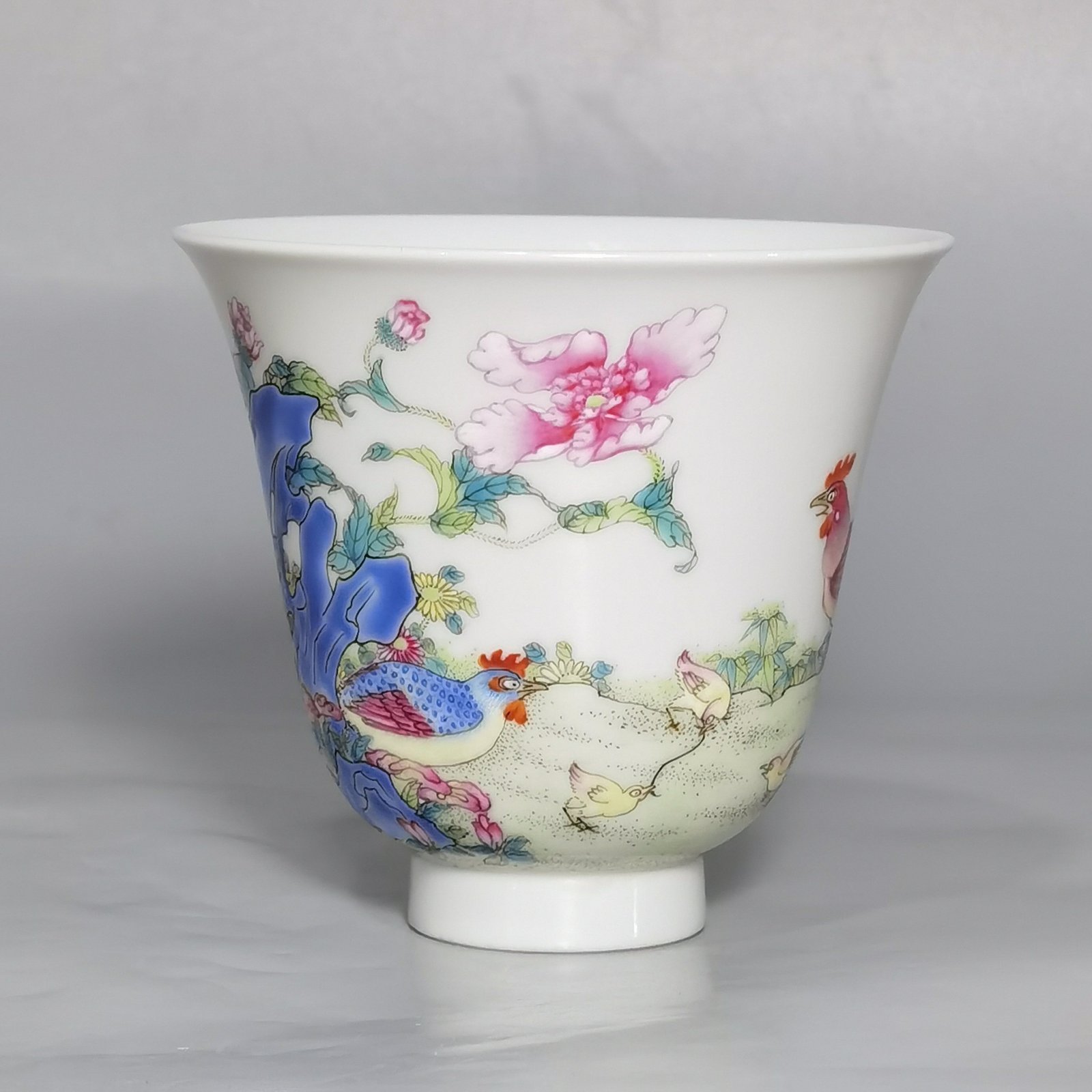 Qing Dynasty Yongzheng Pastel Family Portrait Bell Cup
