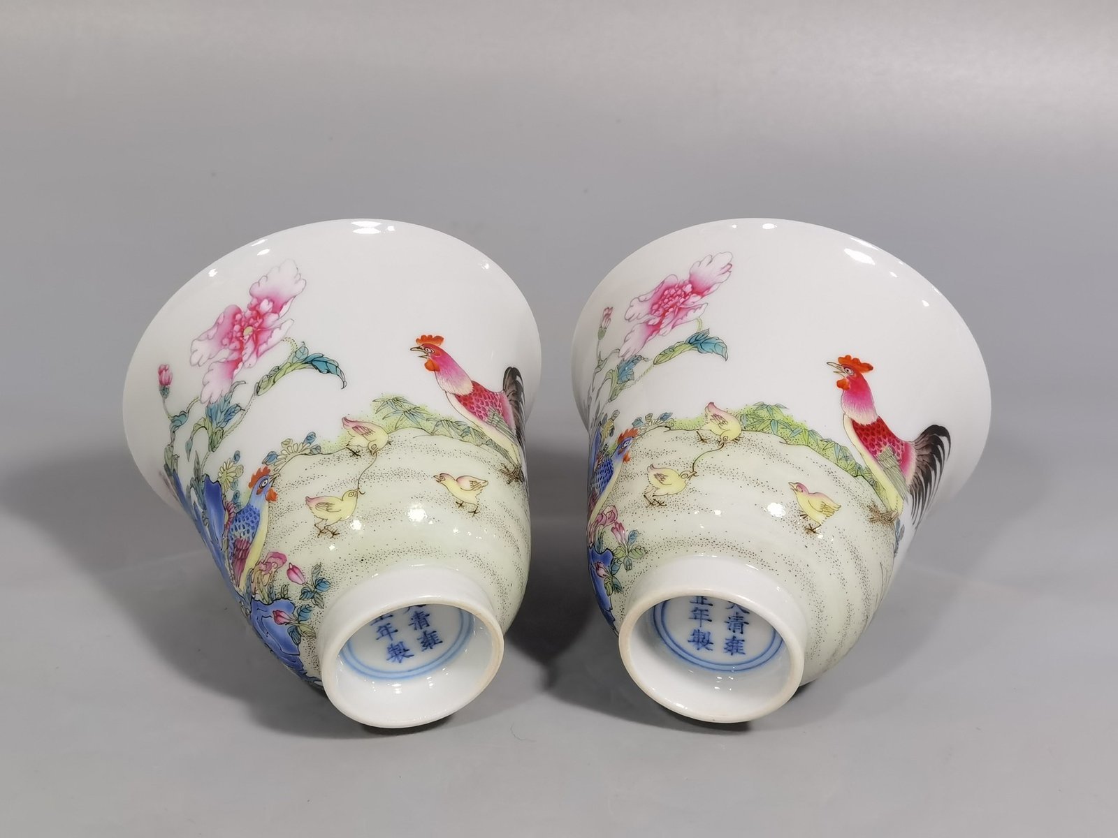 Qing Dynasty Yongzheng Pastel Family Portrait Bell Cup