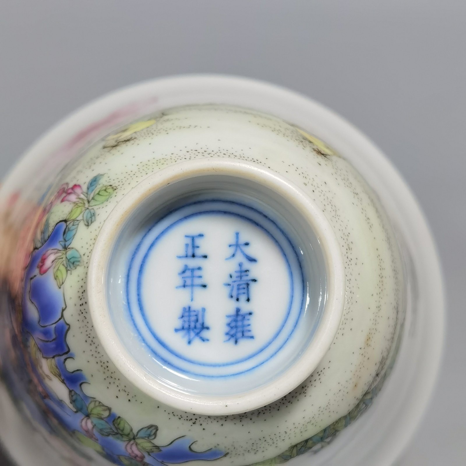 Qing Dynasty Yongzheng Pastel Family Portrait Bell Cup