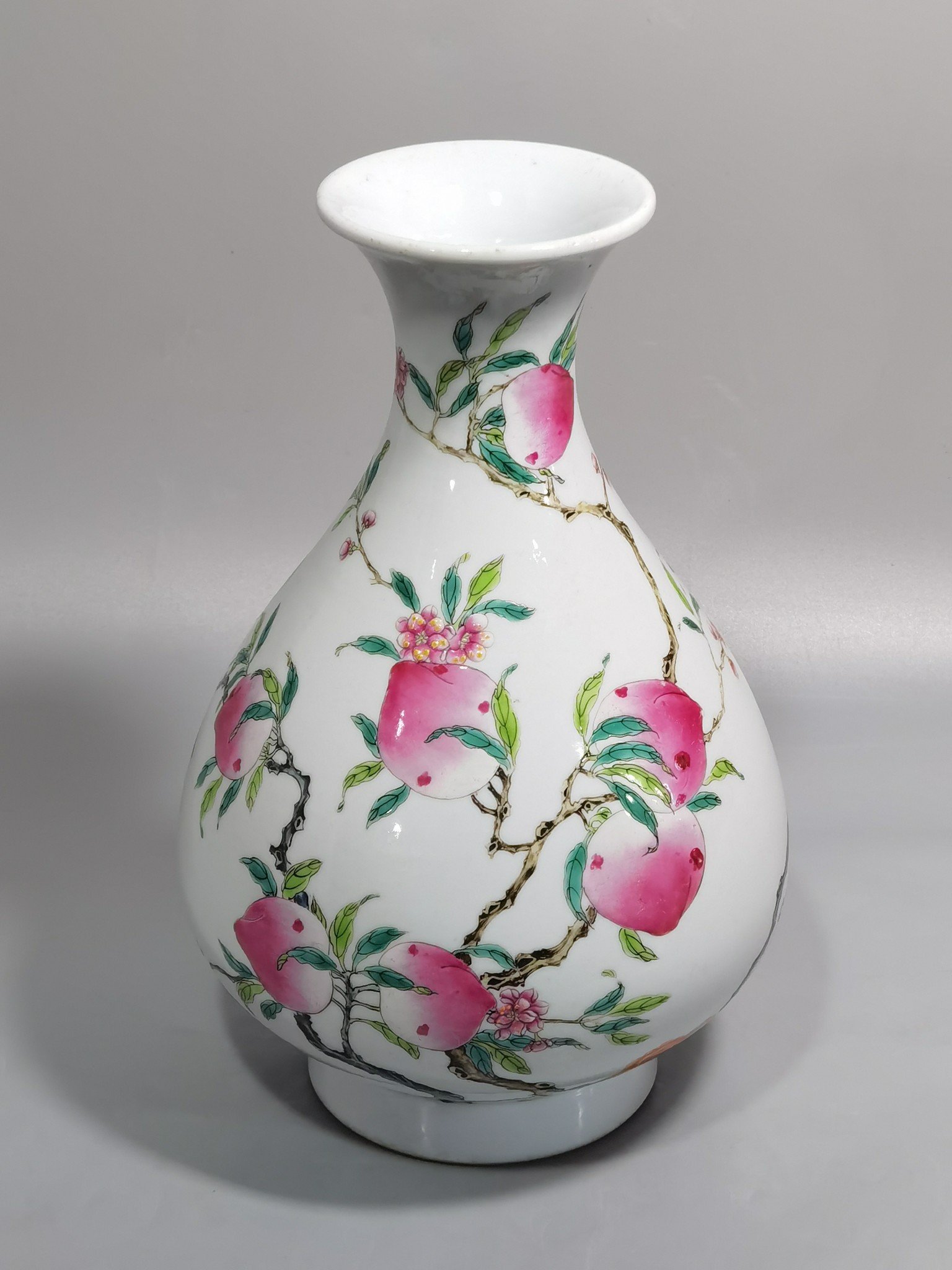 Qing Dynasty Yongzheng pastel eight peaches and five blessings jade pot spring