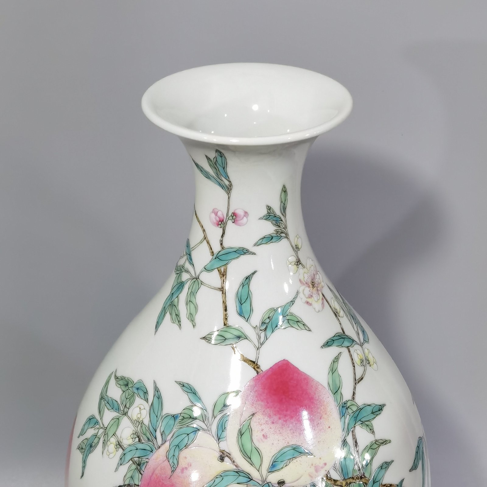 Qing Dynasty Yongzheng famille rose eight peach olive bottle