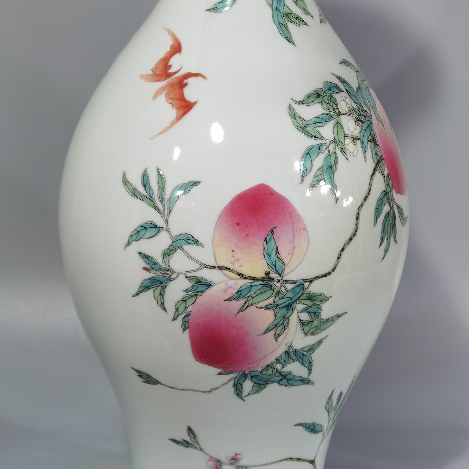 Qing Dynasty Yongzheng famille rose eight peach olive bottle