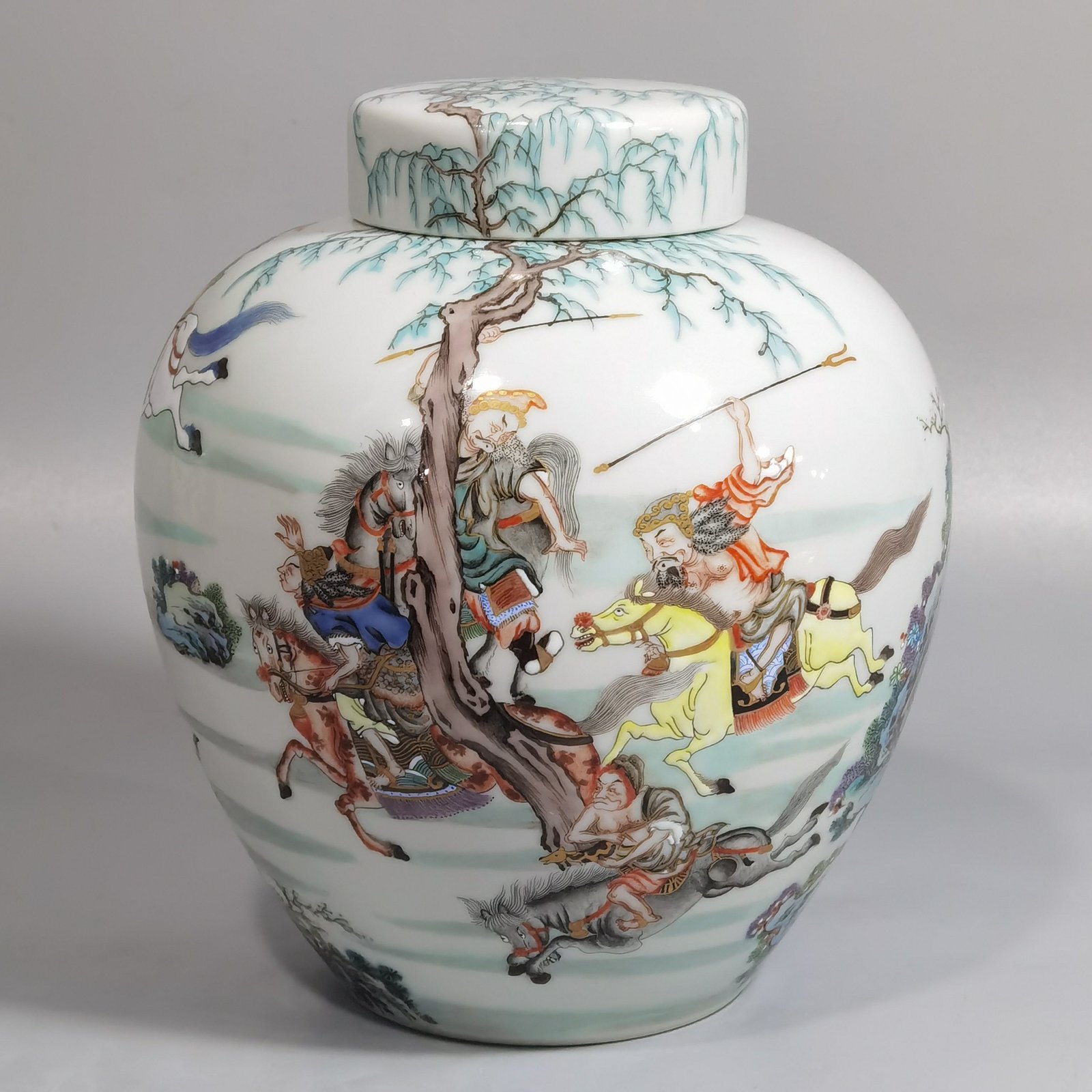 Qing Dynasty Yongzheng Pastel color animal hunting tea can