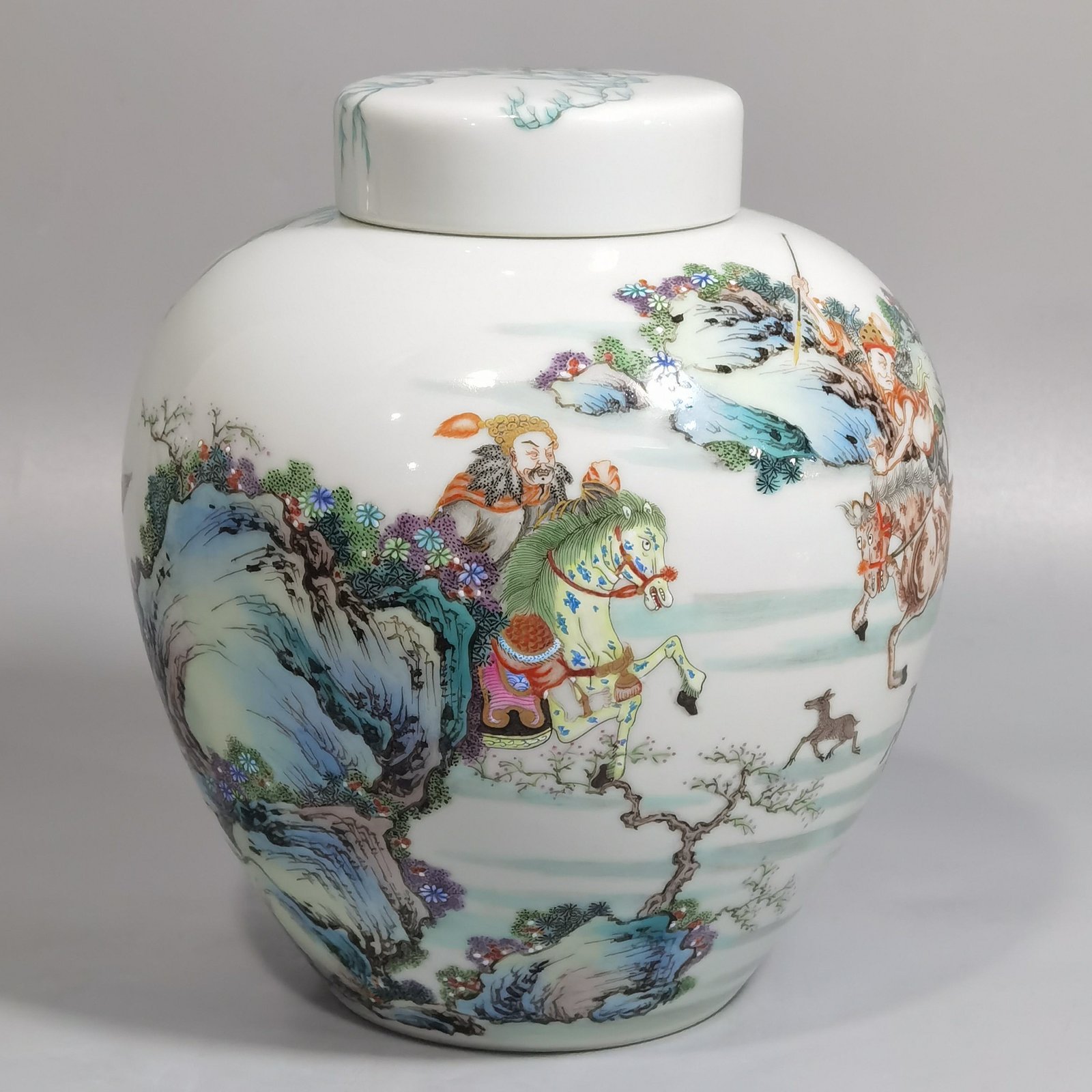 Qing Dynasty Yongzheng Pastel color animal hunting tea can