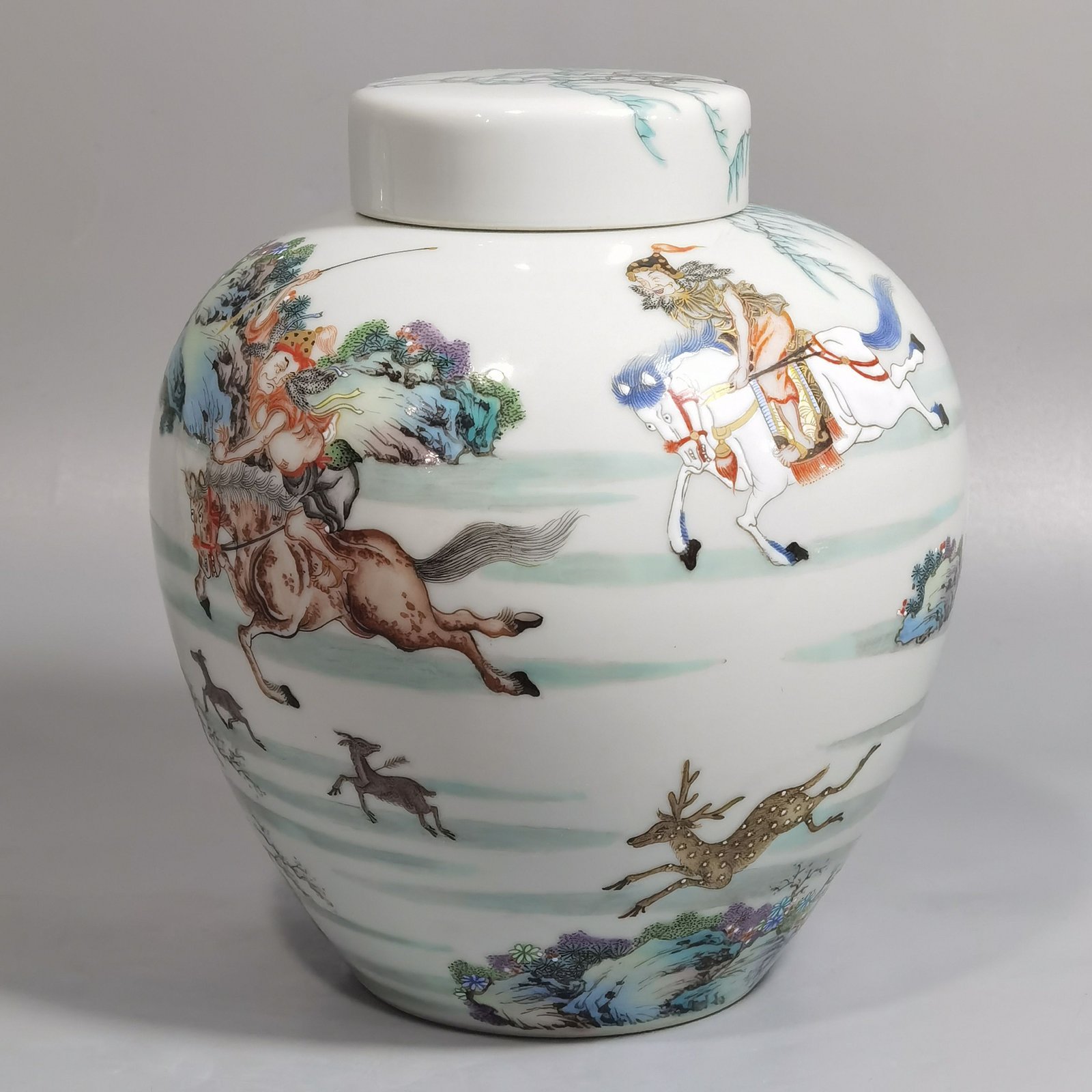 Qing Dynasty Yongzheng Pastel color animal hunting tea can