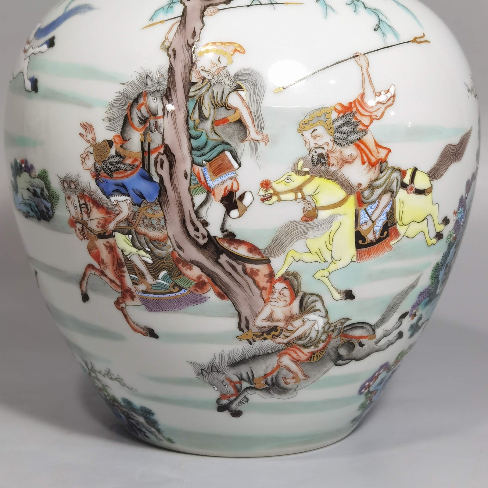 Qing Dynasty Yongzheng Pastel color animal hunting tea can