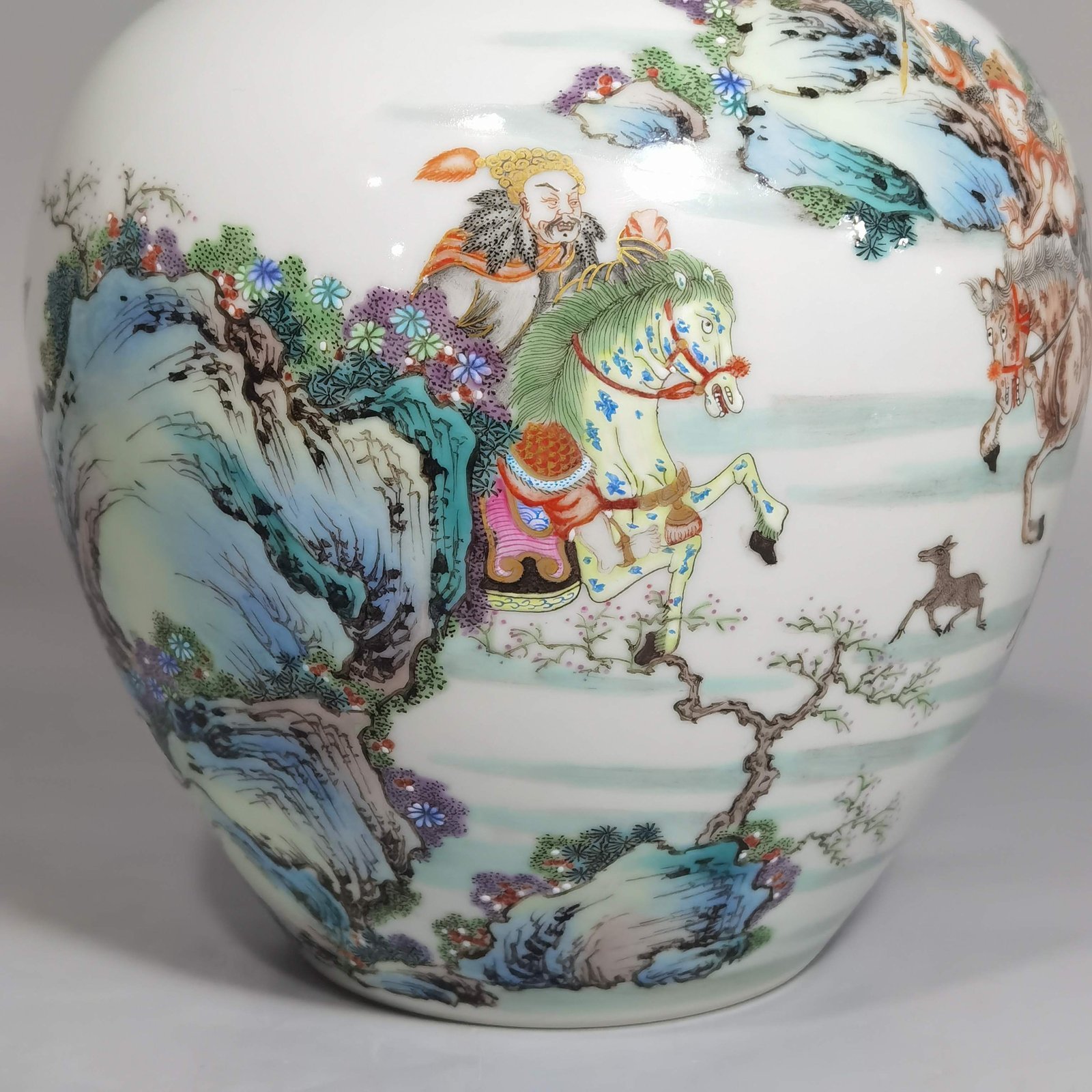 Qing Dynasty Yongzheng Pastel color animal hunting tea can